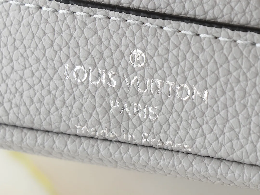 💰160💰Upgraded from the original M82933 M46291 M81266 silk screen Nano Noé handbag from the Summer Stardust capsule series. It uses Monogram Empreinte embossed leather to condense the classic Noé handbag structure, and then uses professional craftsmanship to present a subtle luster like a bright starry sky. Full leather embroidered thread mini bucket, color matching embossed gradient, silk screen printing, drawstring chain, mini bucketoo[Handshake][Handshake] Plenty of space to accommodate daily needs, the adjustable shoulder straps and handles are detachable, allowing for a variety of carrying methods. Dimensions: 13.0 x 16.0 x 10.0 cm (length x height x width)