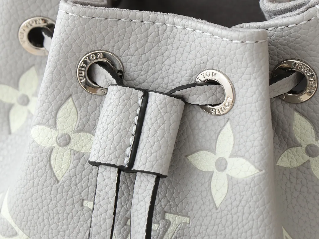 💰160💰Upgraded from the original M82933 M46291 M81266 silk screen Nano Noé handbag from the Summer Stardust capsule series. It uses Monogram Empreinte embossed leather to condense the classic Noé handbag structure, and then uses professional craftsmanship to present a subtle luster like a bright starry sky. Full leather embroidered thread mini bucket, color matching embossed gradient, silk screen printing, drawstring chain, mini bucketoo[Handshake][Handshake] Plenty of space to accommodate daily needs, the adjustable shoulder straps and handles are detachable, allowing for a variety of carrying methods. Dimensions: 13.0 x 16.0 x 10.0 cm (length x height x width)