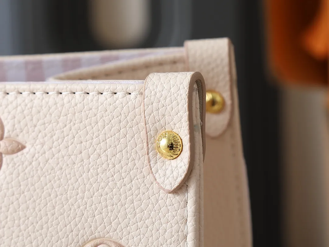 💰260💰Upgraded original M46833 ONTHEGO medium handbag M46834M45595 all black M45494 apricot print 45495 black print 45496 white print M46286 pink Monogram is full leather embossed silk screen white and purple mommy bag shopping bag oo [handshake] [handshake] pattern printed and dyed first, then embossed, soft and soft than grained cowhide Its ample interior can accommodate laptops and other office supplies. The long and short handles are convenient for carrying in the hand or on the shoulder. Size: 34x26x13cm