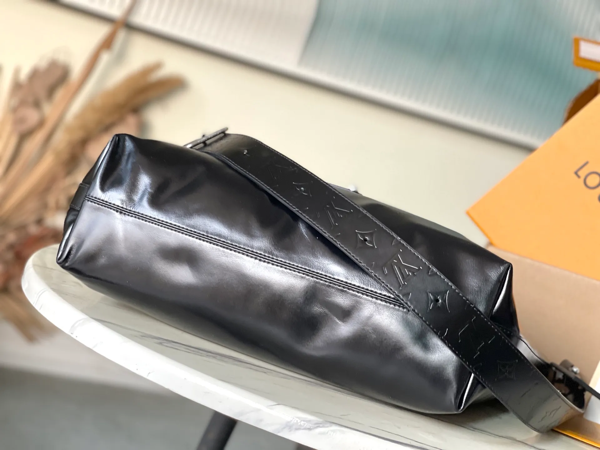 💰1380 (top-grain leather) top original order M13986 This Vagabond Hobo handbag is made of glossy soft cow leather to create an ergonomic and close-fitting silhouette. Whether it is carried cross-body or on the shoulder, it can show its cool style. The metal zipper enables smooth opening and closing, and the bead chain cleverly connects the zipper puller and V letter decoration. Dimensions: 35×12×38 cm