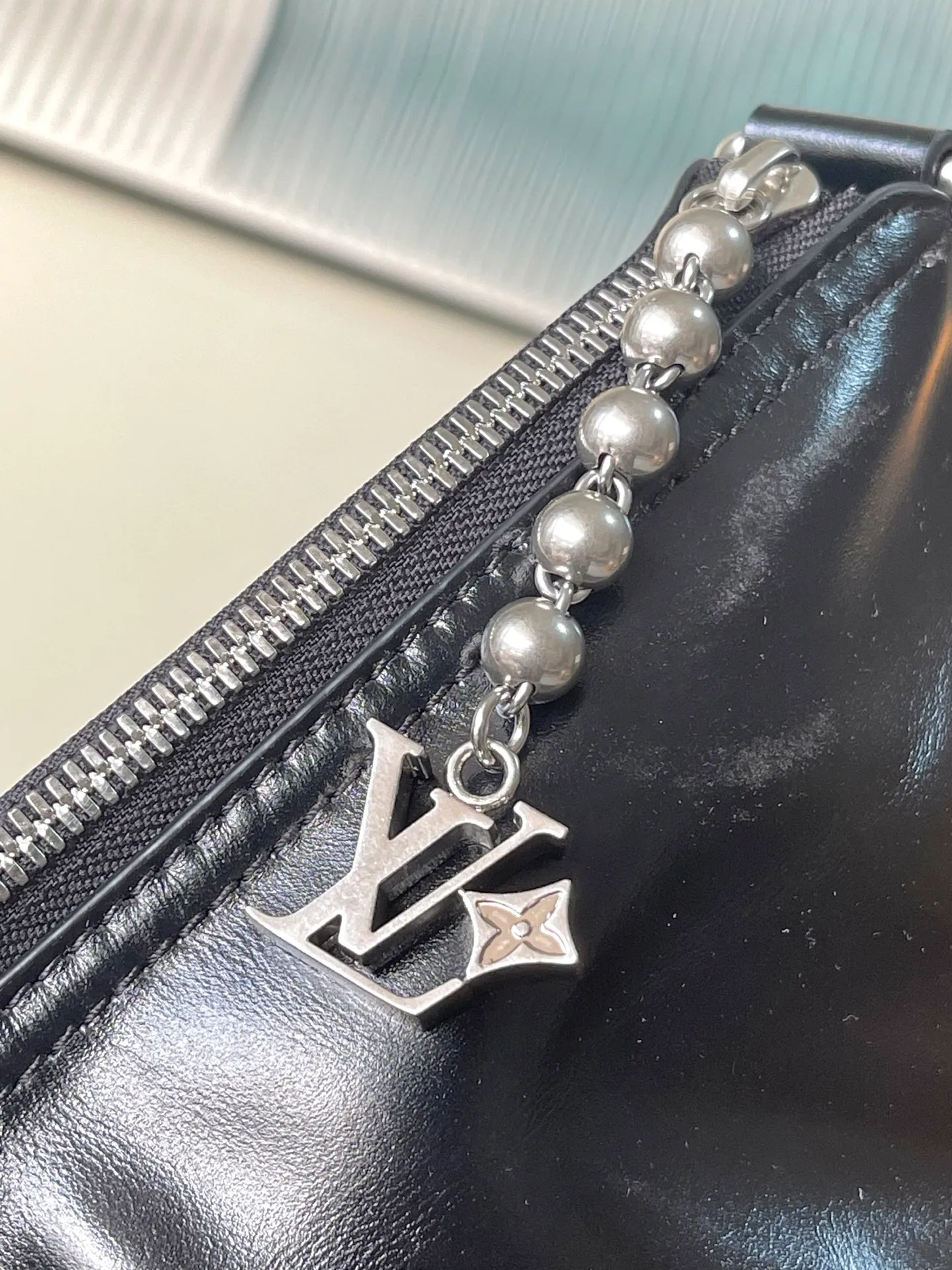 💰1380 (top-grain leather) top original order M13986 This Vagabond Hobo handbag is made of glossy soft cow leather to create an ergonomic and close-fitting silhouette. Whether it is carried cross-body or on the shoulder, it can show its cool style. The metal zipper enables smooth opening and closing, and the bead chain cleverly connects the zipper puller and V letter decoration. Dimensions: 35×12×38 cm
