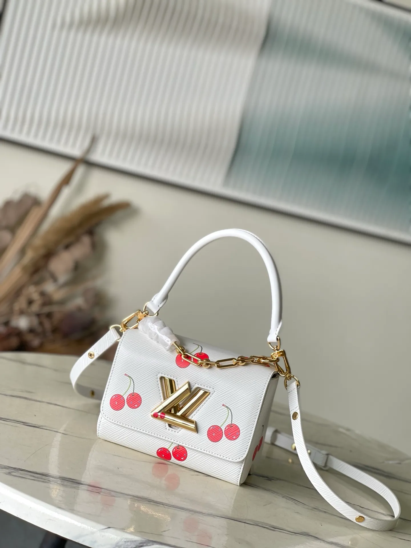 💰1200 Top Original Order M13239 This small Twist handbag is from the Louis Vuitton x Murakami replica series. The delicate texture of the brand's Epi grained cow leather is set against the vivid cherry pattern, highlighting the Japanese artist's signature joyful brushwork. The dazzling metal parts reveal a polished color, and the LVTwist twist lock continues the classic style. Dimensions: 19 × 15 × 7 cm