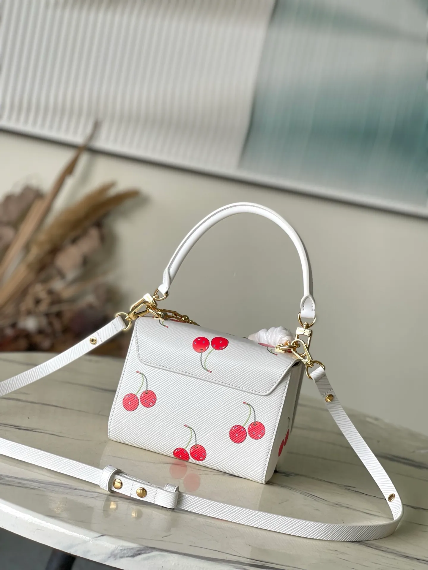 💰1200 Top Original Order M13239 This small Twist handbag is from the Louis Vuitton x Murakami replica series. The delicate texture of the brand's Epi grained cow leather is set against the vivid cherry pattern, highlighting the Japanese artist's signature joyful brushwork. The dazzling metal parts reveal a polished color, and the LVTwist twist lock continues the classic style. Dimensions: 19 × 15 × 7 cm