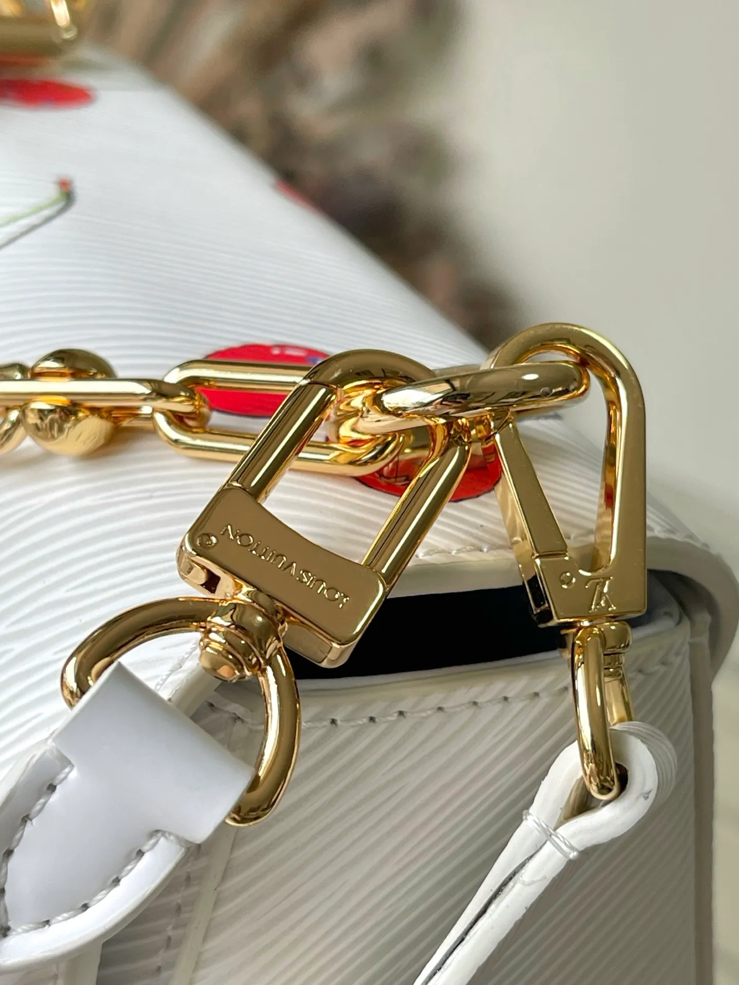 💰1200 Top Original Order M13239 This small Twist handbag is from the Louis Vuitton x Murakami replica series. The delicate texture of the brand's Epi grained cow leather is set against the vivid cherry pattern, highlighting the Japanese artist's signature joyful brushwork. The dazzling metal parts reveal a polished color, and the LVTwist twist lock continues the classic style. Dimensions: 19 × 15 × 7 cm