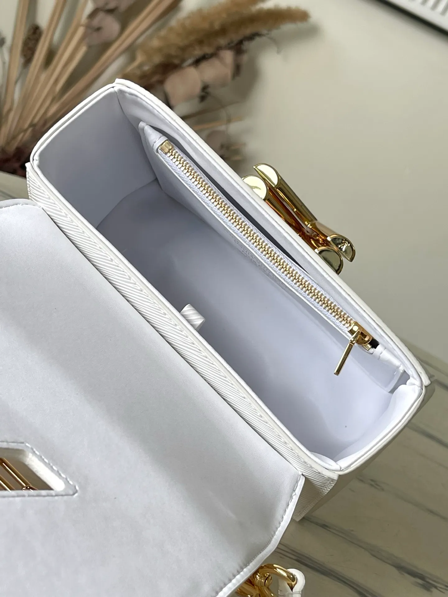 💰1200 Top Original Order M13239 This small Twist handbag is from the Louis Vuitton x Murakami replica series. The delicate texture of the brand's Epi grained cow leather is set against the vivid cherry pattern, highlighting the Japanese artist's signature joyful brushwork. The dazzling metal parts reveal a polished color, and the LVTwist twist lock continues the classic style. Dimensions: 19 × 15 × 7 cm