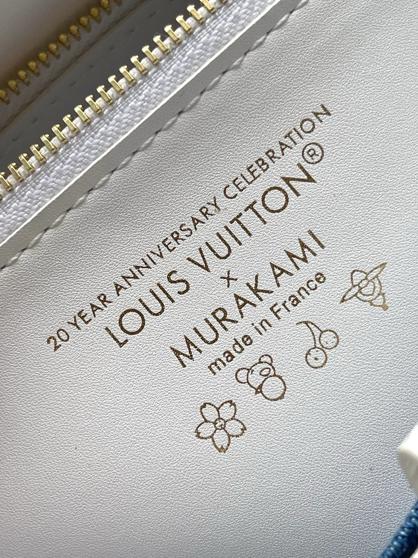 💰1200 Top Original Order M13239 This small Twist handbag is from the Louis Vuitton x Murakami replica series. The delicate texture of the brand's Epi grained cow leather is set against the vivid cherry pattern, highlighting the Japanese artist's signature joyful brushwork. The dazzling metal parts reveal a polished color, and the LVTwist twist lock continues the classic style. Dimensions: 19 × 15 × 7 cm