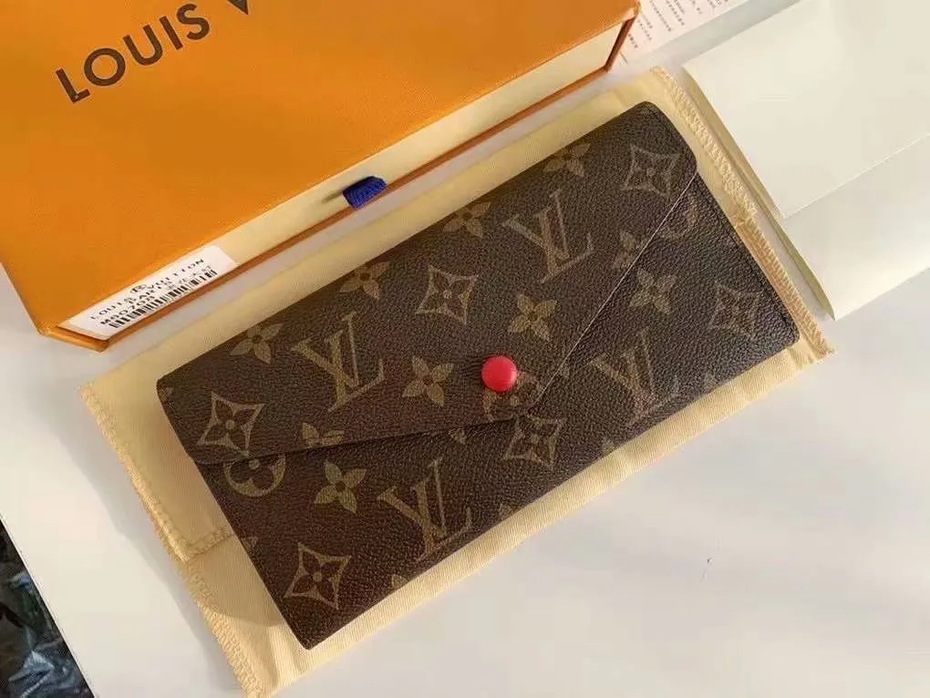The P110Josephine Wallet is inspired by Louis Vuitton's first wallet. It is made of soft Monogram canvas and lined with brightly colored lining, giving the brand's classic design a unique and stylish beauty. The long, flat shape makes it easy to slip into any pocket or handbag. Model: M60708 Size: 19/10.