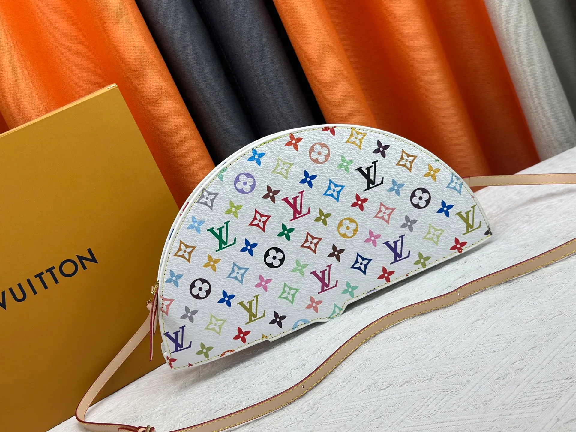 P400 upgrades the original M14804 LV Fan handbag, which is made of Monogram canvas. It debuts on the 2025 spring and summer show with a unique design, making it a collector's choice. The leather is embellished with Monogram floral details and can be carried by hand or on the shoulder.  Dimensions: 𝟑𝟕.𝟎 𝐱 𝟏𝟗.𝟎 𝐱 𝟔.𝟎 cm (Length 𝐱 Height 𝐱 Width)