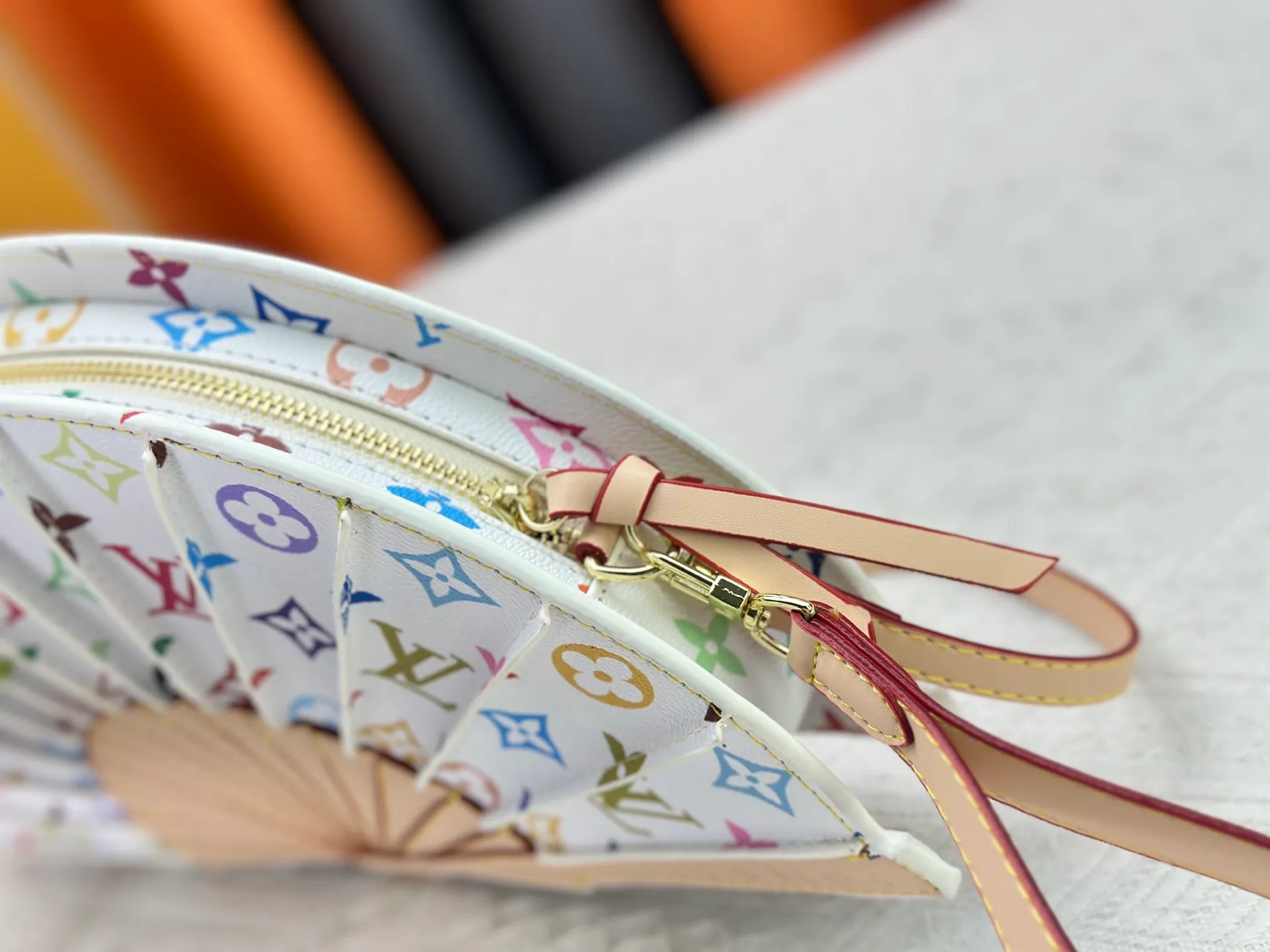 P400 upgrades the original M14804 LV Fan handbag, which is made of Monogram canvas. It debuts on the 2025 spring and summer show with a unique design, making it a collector's choice. The leather is embellished with Monogram floral details and can be carried by hand or on the shoulder.  Dimensions: 𝟑𝟕.𝟎 𝐱 𝟏𝟗.𝟎 𝐱 𝟔.𝟎 cm (Length 𝐱 Height 𝐱 Width)