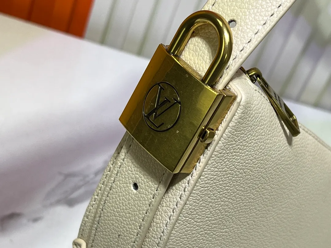 Batch 260💰 (actual photos, compare quality) M83546 M11429 This low-key Low Key Bumbag is a modern and simple design, with extremely soft and smooth calfskin and exquisite details. These include an LV engraved padlock and suede calfskin lining. This carry-on piece features a zipped main compartment for essentials like your phone, wallet and keys, and an adjustable shoulder strap to carry it on the body or cross-body. 28 x 13 x 5.5cm (DxHxW)