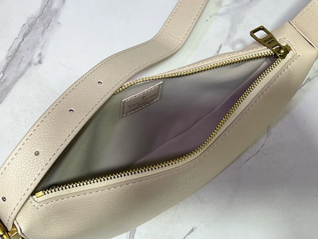 Batch 260💰 (actual photos, compare quality) M83546 M11429 This low-key Low Key Bumbag is a modern and simple design, with extremely soft and smooth calfskin and exquisite details. These include an LV engraved padlock and suede calfskin lining. This carry-on piece features a zipped main compartment for essentials like your phone, wallet and keys, and an adjustable shoulder strap to carry it on the body or cross-body. 28 x 13 x 5.5cm (DxHxW)