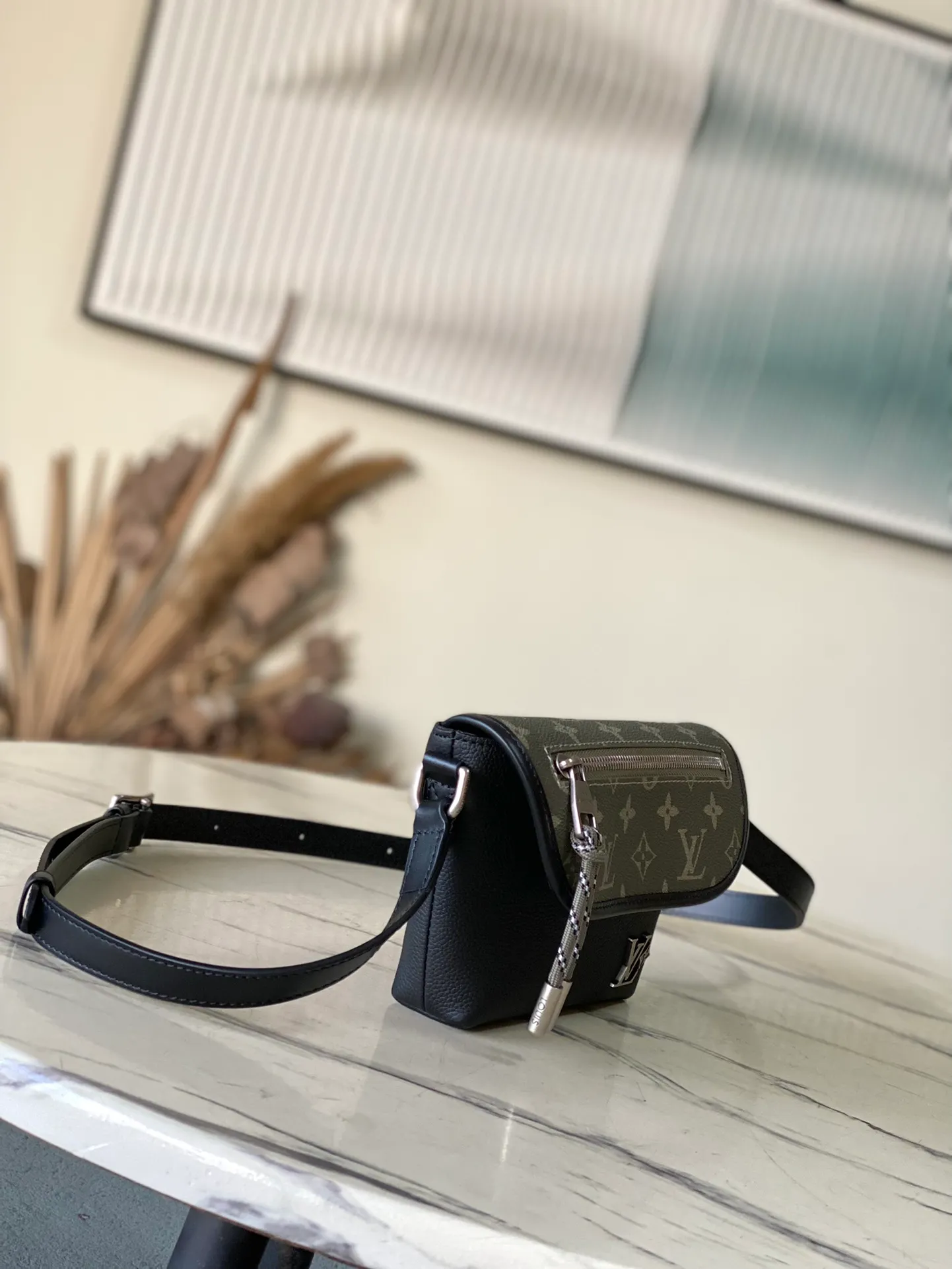💰1240 (top-grain leather) top-quality original M12618 Pulse mini handbag is crafted from traditional leather and Monogram canvas to achieve a balance between comfortable texture and functional design. The LV letters are reflected in the brand style, and the end of the cord zipper pulls with a metallic luster. There are patch pockets and zipper pockets on the inside and outside of the flap, and the length of the shoulder strap can be adjusted through the side loops. Dimensions: 22.5 × 16 × 5cm
