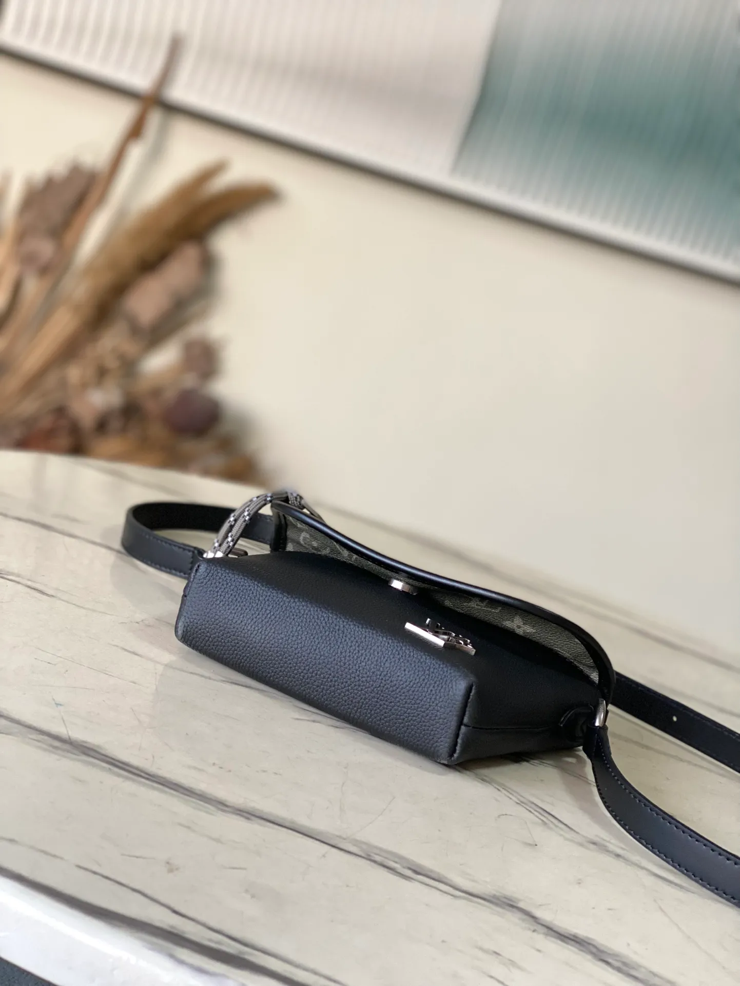 💰1240 (top-grain leather) top-quality original M12618 Pulse mini handbag is crafted from traditional leather and Monogram canvas to achieve a balance between comfortable texture and functional design. The LV letters are reflected in the brand style, and the end of the cord zipper pulls with a metallic luster. There are patch pockets and zipper pockets on the inside and outside of the flap, and the length of the shoulder strap can be adjusted through the side loops. Dimensions: 22.5 × 16 × 5cm