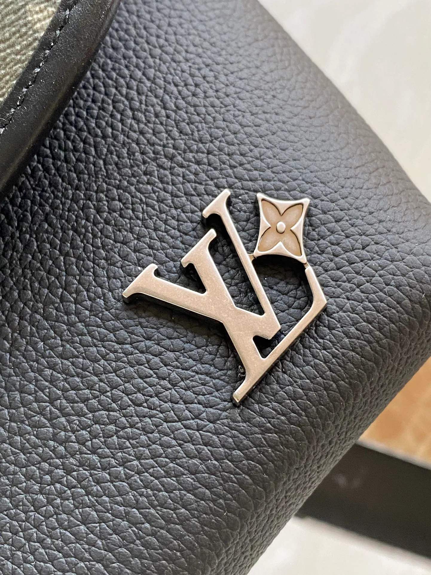 💰1240 (top-grain leather) top-quality original M12618 Pulse mini handbag is crafted from traditional leather and Monogram canvas to achieve a balance between comfortable texture and functional design. The LV letters are reflected in the brand style, and the end of the cord zipper pulls with a metallic luster. There are patch pockets and zipper pockets on the inside and outside of the flap, and the length of the shoulder strap can be adjusted through the side loops. Dimensions: 22.5 × 16 × 5cm