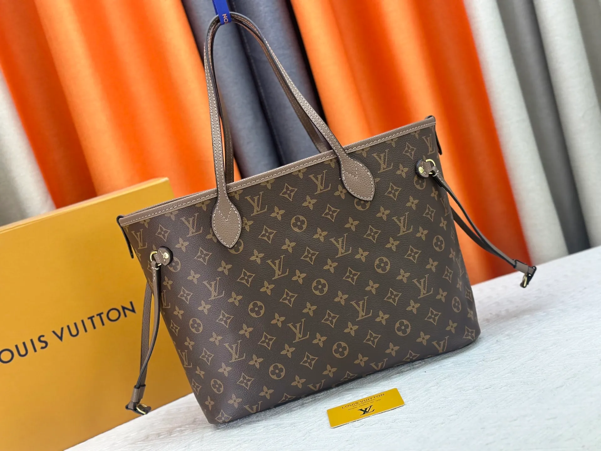 P260 Upgraded original large size M11964 black M11946 rose red M12061 earthy yellow M11946 gray Neverfull Bandoulière Inside Out BB handbag is a double-sided version of the classic design this season, decorated with iconic Monogram canvas and grained leather on the front and back. The removable zipper bag can be used alone or hung externally. The detachable shoulder strap makes it easy to wear cross-body, and the dazzling metal hardware adds a sophisticated detail. Large size 31 x 28 x 14 cm (length x height x width)