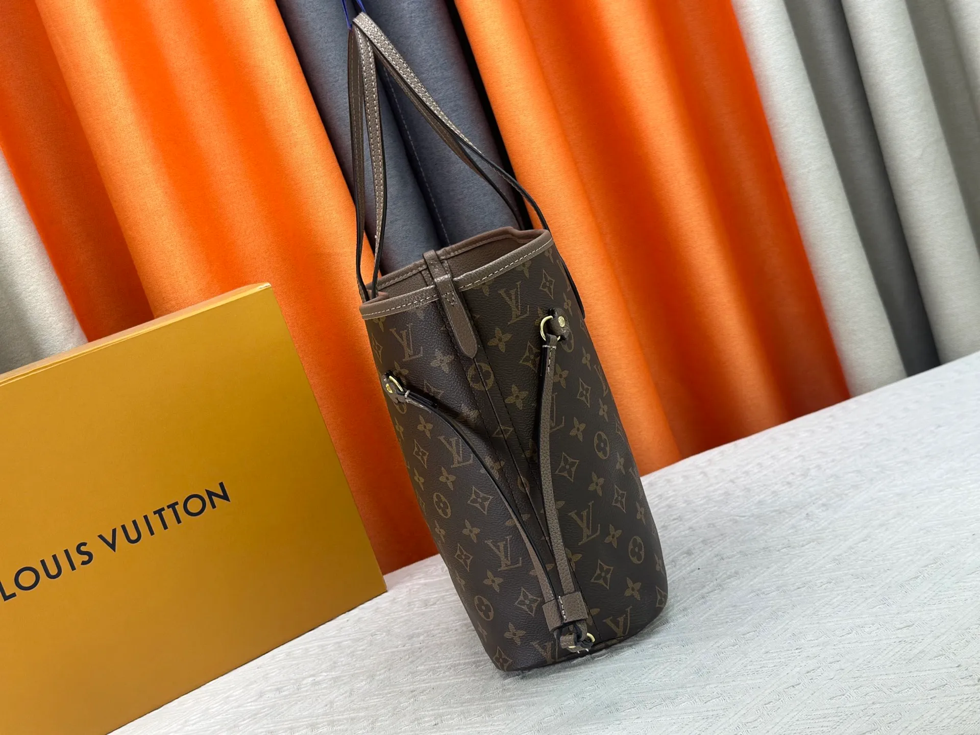 P260 Upgraded original large size M11964 black M11946 rose red M12061 earthy yellow M11946 gray Neverfull Bandoulière Inside Out BB handbag is a double-sided version of the classic design this season, decorated with iconic Monogram canvas and grained leather on the front and back. The removable zipper bag can be used alone or hung externally. The detachable shoulder strap makes it easy to wear cross-body, and the dazzling metal hardware adds a sophisticated detail. Large size 31 x 28 x 14 cm (length x height x width)