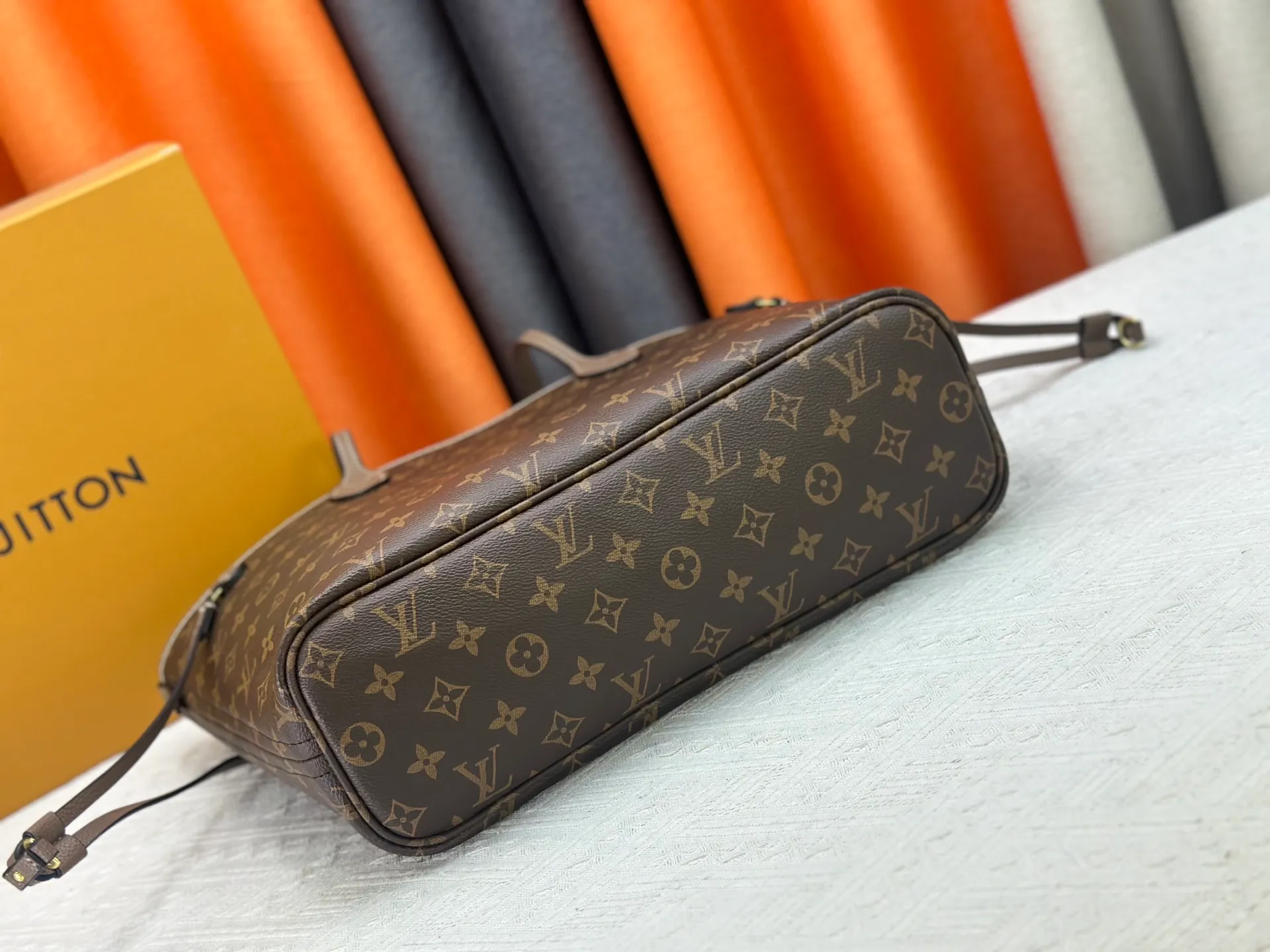P260 Upgraded original large size M11964 black M11946 rose red M12061 earthy yellow M11946 gray Neverfull Bandoulière Inside Out BB handbag is a double-sided version of the classic design this season, decorated with iconic Monogram canvas and grained leather on the front and back. The removable zipper bag can be used alone or hung externally. The detachable shoulder strap makes it easy to wear cross-body, and the dazzling metal hardware adds a sophisticated detail. Large size 31 x 28 x 14 cm (length x height x width)