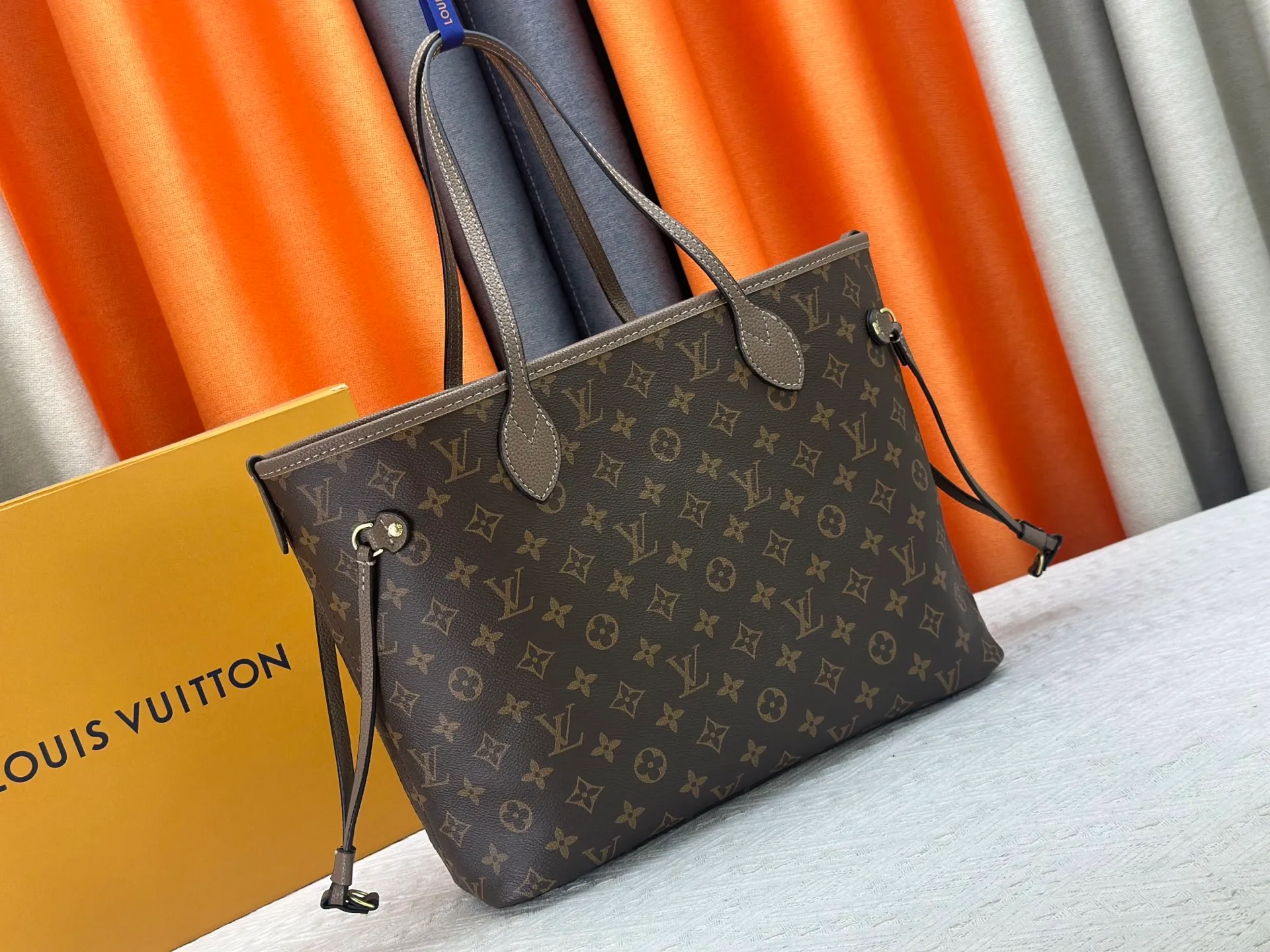 P260 Upgraded original large size M11964 black M11946 rose red M12061 earthy yellow M11946 gray Neverfull Bandoulière Inside Out BB handbag is a double-sided version of the classic design this season, decorated with iconic Monogram canvas and grained leather on the front and back. The removable zipper bag can be used alone or hung externally. The detachable shoulder strap makes it easy to wear cross-body, and the dazzling metal hardware adds a sophisticated detail. Large size 31 x 28 x 14 cm (length x height x width)