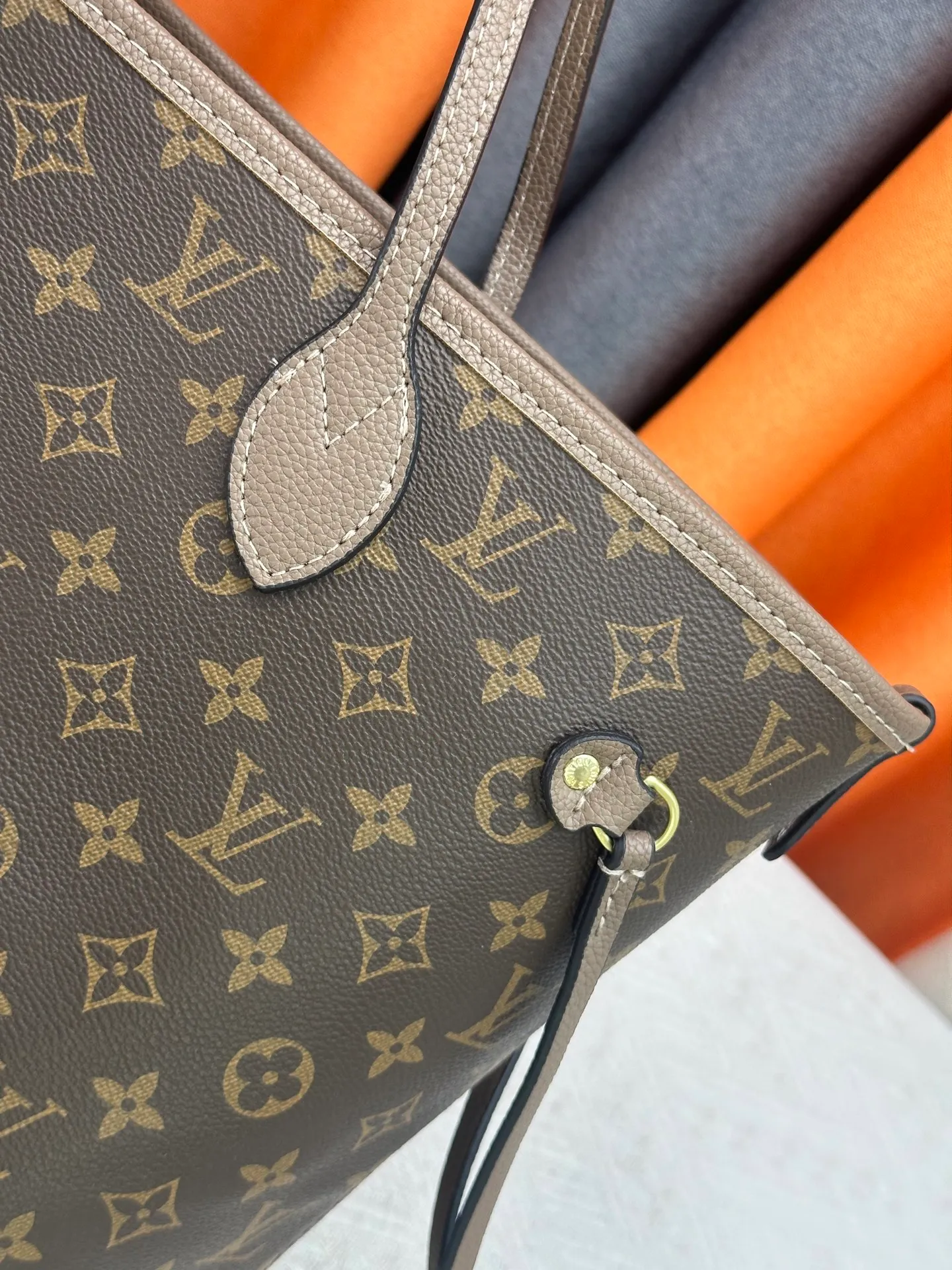 P260 Upgraded original large size M11964 black M11946 rose red M12061 earthy yellow M11946 gray Neverfull Bandoulière Inside Out BB handbag is a double-sided version of the classic design this season, decorated with iconic Monogram canvas and grained leather on the front and back. The removable zipper bag can be used alone or hung externally. The detachable shoulder strap makes it easy to wear cross-body, and the dazzling metal hardware adds a sophisticated detail. Large size 31 x 28 x 14 cm (length x height x width)