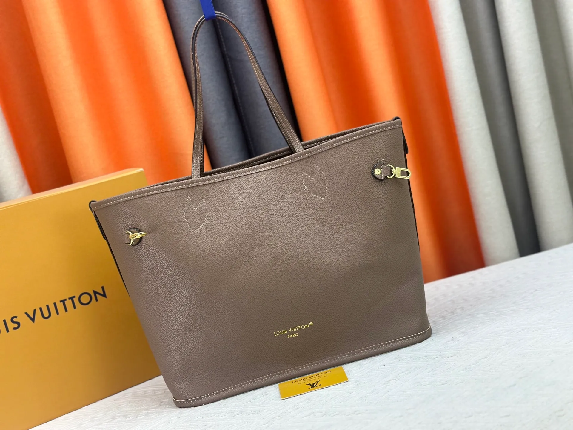 P260 Upgraded original large size M11964 black M11946 rose red M12061 earthy yellow M11946 gray Neverfull Bandoulière Inside Out BB handbag is a double-sided version of the classic design this season, decorated with iconic Monogram canvas and grained leather on the front and back. The removable zipper bag can be used alone or hung externally. The detachable shoulder strap makes it easy to wear cross-body, and the dazzling metal hardware adds a sophisticated detail. Large size 31 x 28 x 14 cm (length x height x width)