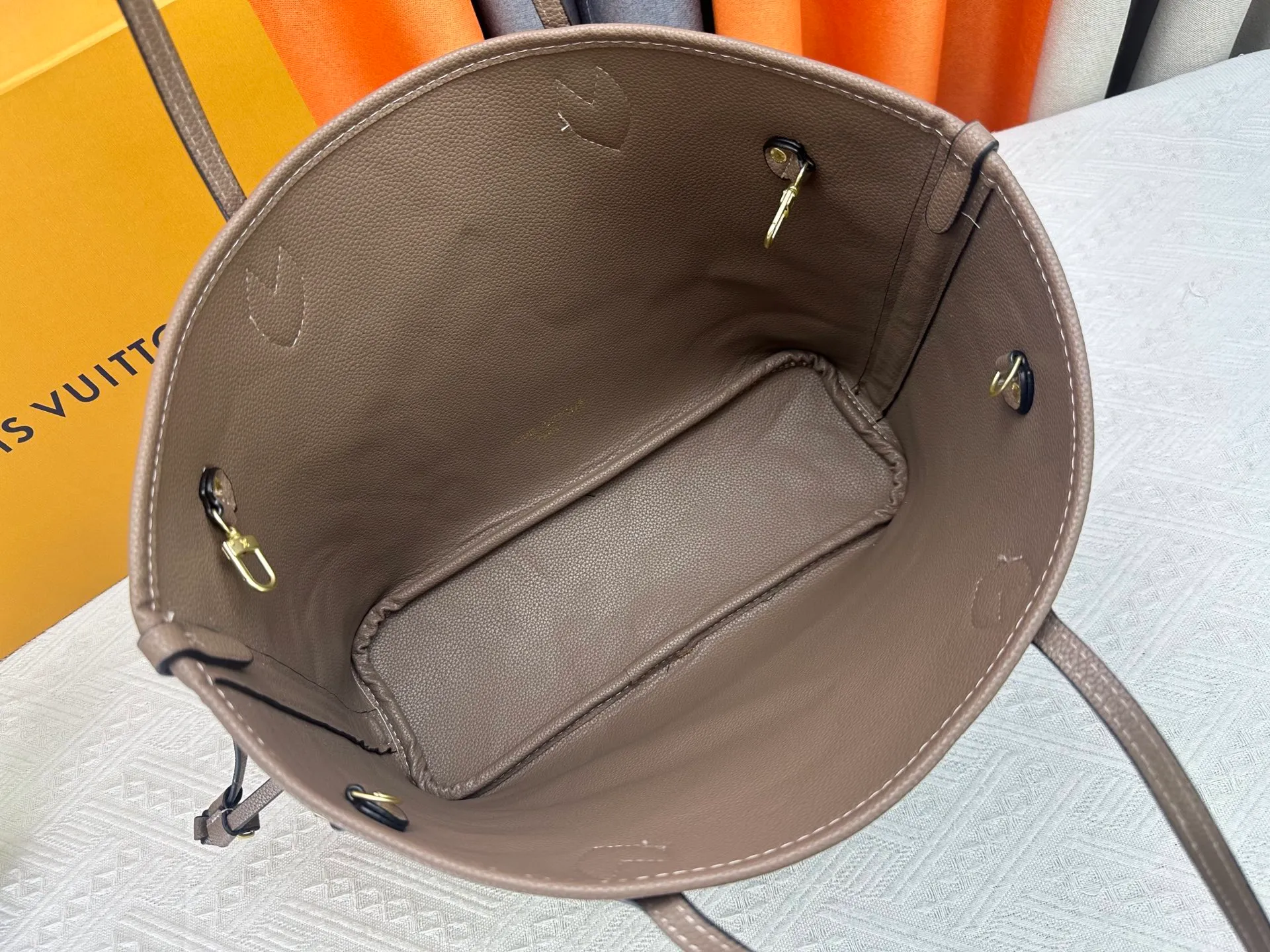 P260 Upgraded original large size M11964 black M11946 rose red M12061 earthy yellow M11946 gray Neverfull Bandoulière Inside Out BB handbag is a double-sided version of the classic design this season, decorated with iconic Monogram canvas and grained leather on the front and back. The removable zipper bag can be used alone or hung externally. The detachable shoulder strap makes it easy to wear cross-body, and the dazzling metal hardware adds a sophisticated detail. Large size 31 x 28 x 14 cm (length x height x width)