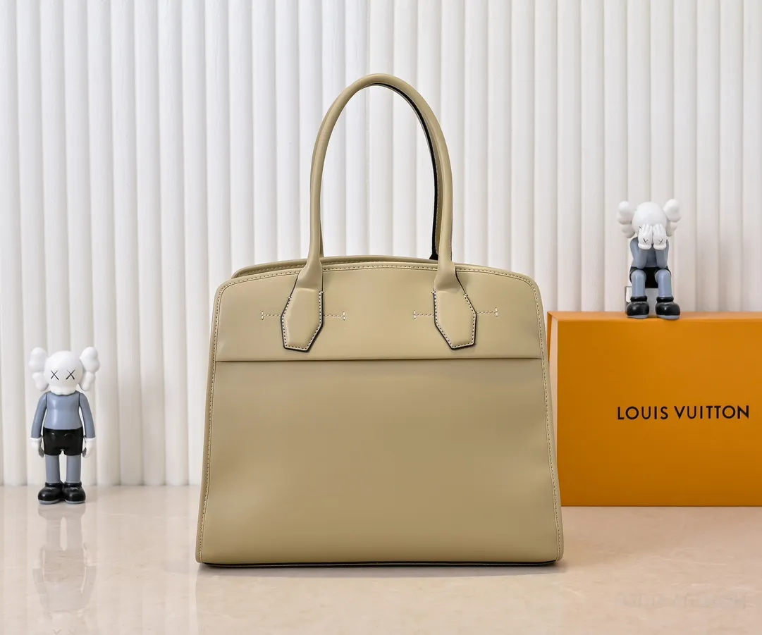 Batch 💰Small 380 💰Large 200 Furry M12005 M12556 M12337 This large City Steamer handbag draws inspiration from the design of luggage built for cruise ships in 1901, making its eye-catching appearance at the 2024 autumn and winter ready-to-wear show. Grained Millesime leather and shearling leather trims add seasonal flair, an embossed padlock and hot-stamped LV Circle logo add a modern twist, and a removable Monogram storage bag makes it easy to store valuables. Size: large size 35x42x21cm, small size 30x36x17