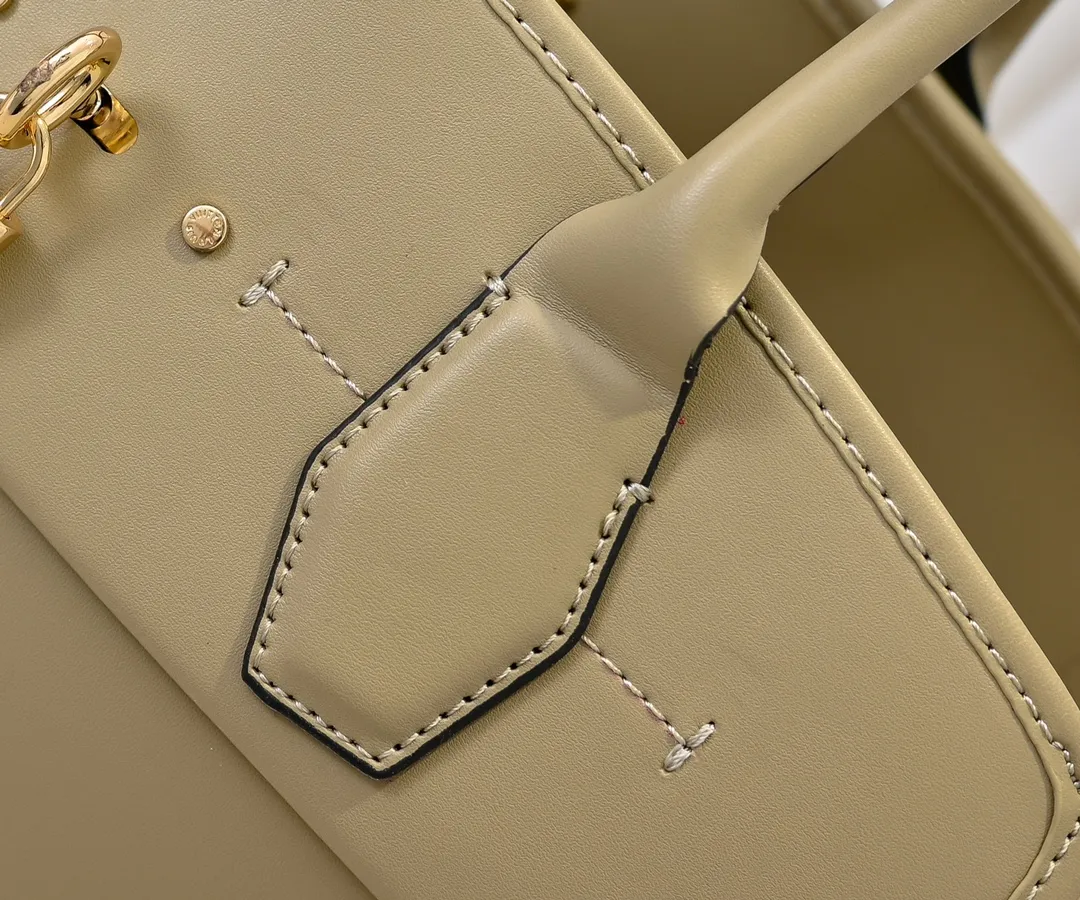 Batch 💰Small 380 💰Large 200 Furry M12005 M12556 M12337 This large City Steamer handbag draws inspiration from the design of luggage built for cruise ships in 1901, making its eye-catching appearance at the 2024 autumn and winter ready-to-wear show. Grained Millesime leather and shearling leather trims add seasonal flair, an embossed padlock and hot-stamped LV Circle logo add a modern twist, and a removable Monogram storage bag makes it easy to store valuables. Size: large size 35x42x21cm, small size 30x36x17