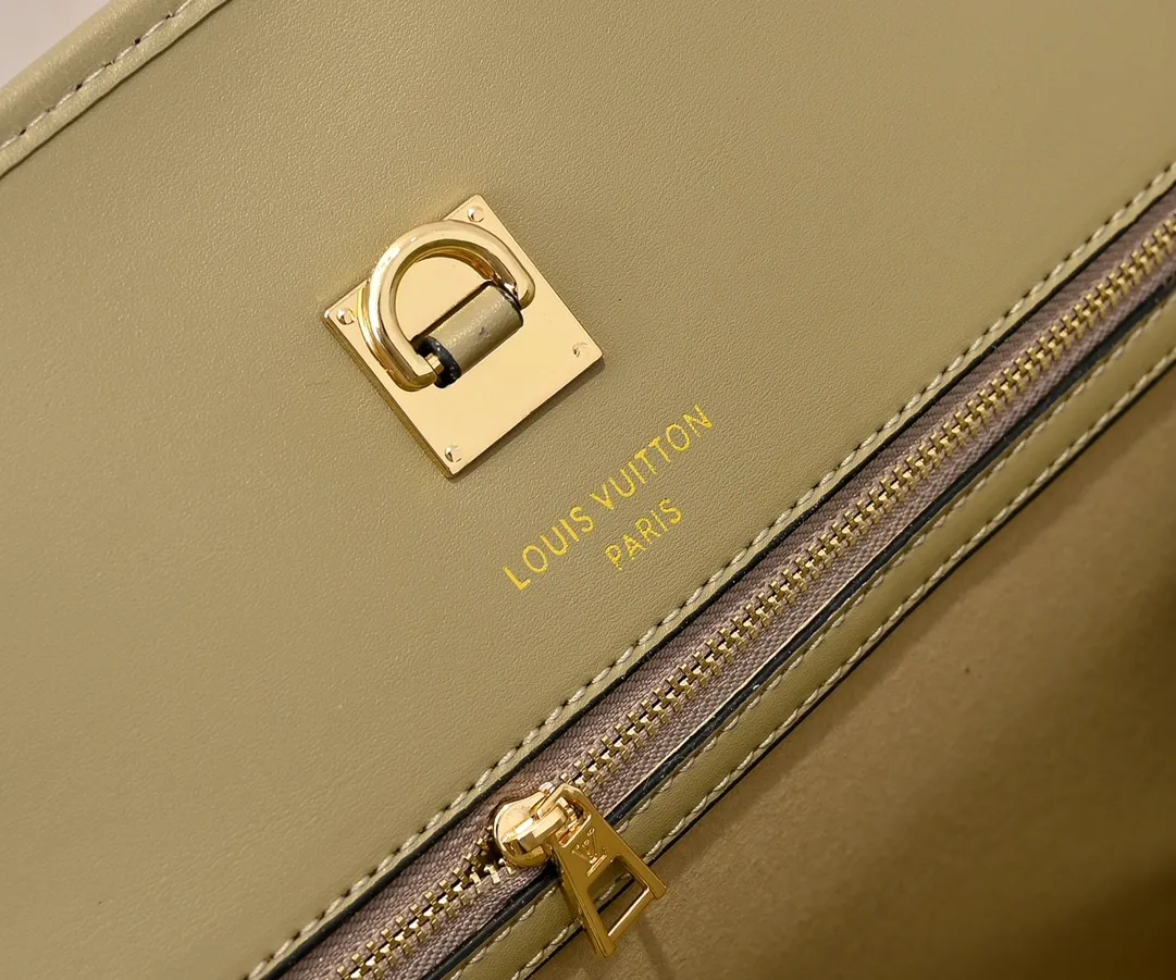 Batch 💰Small 380 💰Large 200 Furry M12005 M12556 M12337 This large City Steamer handbag draws inspiration from the design of luggage built for cruise ships in 1901, making its eye-catching appearance at the 2024 autumn and winter ready-to-wear show. Grained Millesime leather and shearling leather trims add seasonal flair, an embossed padlock and hot-stamped LV Circle logo add a modern twist, and a removable Monogram storage bag makes it easy to store valuables. Size: large size 35x42x21cm, small size 30x36x17