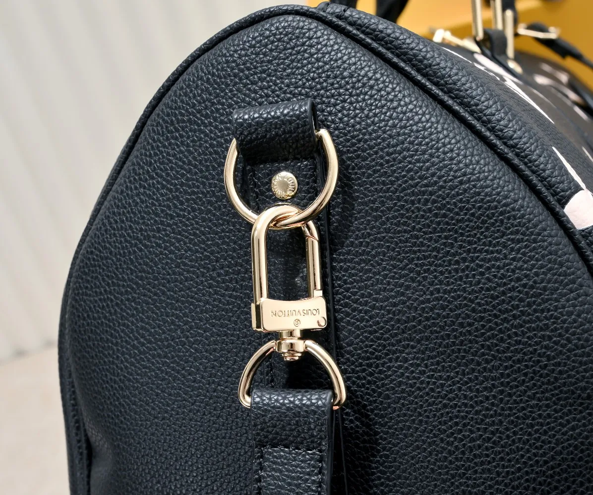Batch 460 M46670 This model 41418 Keepall Bandoulière 45 is made of Monogram Empreinte embossed leather, presenting the elegant colors of large Monogram flowers and LV letters. Leather side straps, top handles and a detachable shoulder strap complement the metal hardware. Zippered interior pocket allows for neat storage. 45.0 x 27.0 x 20.0 cm (length x height x width)