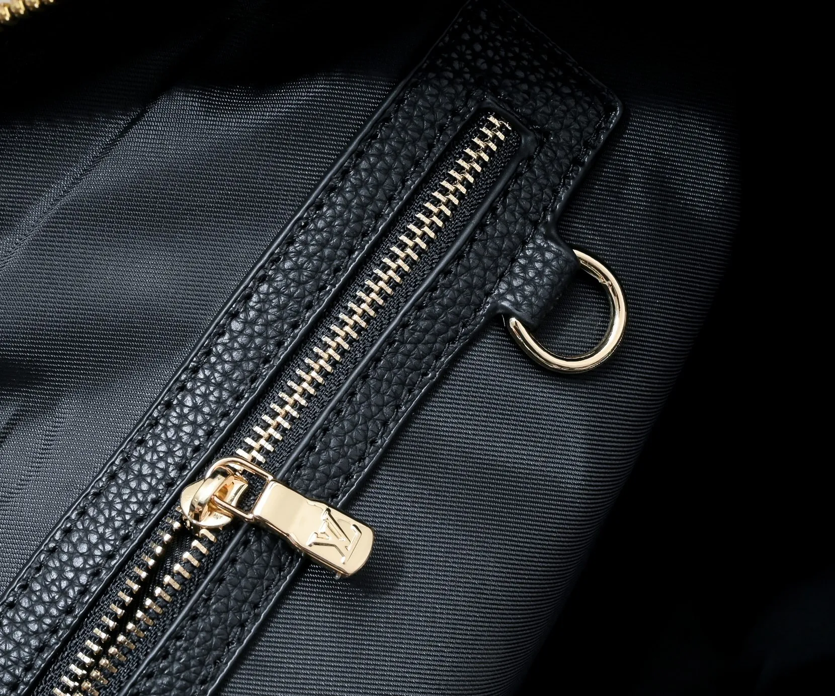 Batch 460 M46670 This model 41418 Keepall Bandoulière 45 is made of Monogram Empreinte embossed leather, presenting the elegant colors of large Monogram flowers and LV letters. Leather side straps, top handles and a detachable shoulder strap complement the metal hardware. Zippered interior pocket allows for neat storage. 45.0 x 27.0 x 20.0 cm (length x height x width)