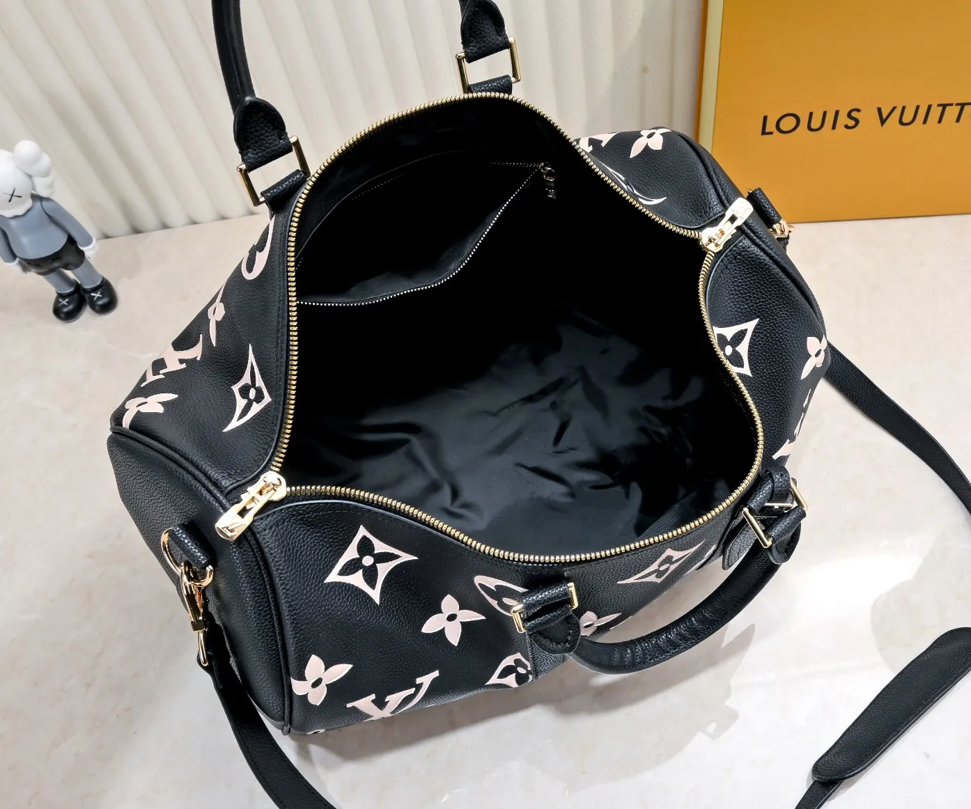 Batch 460 M46670 This model 41418 Keepall Bandoulière 45 is made of Monogram Empreinte embossed leather, presenting the elegant colors of large Monogram flowers and LV letters. Leather side straps, top handles and a detachable shoulder strap complement the metal hardware. Zippered interior pocket allows for neat storage. 45.0 x 27.0 x 20.0 cm (length x height x width)