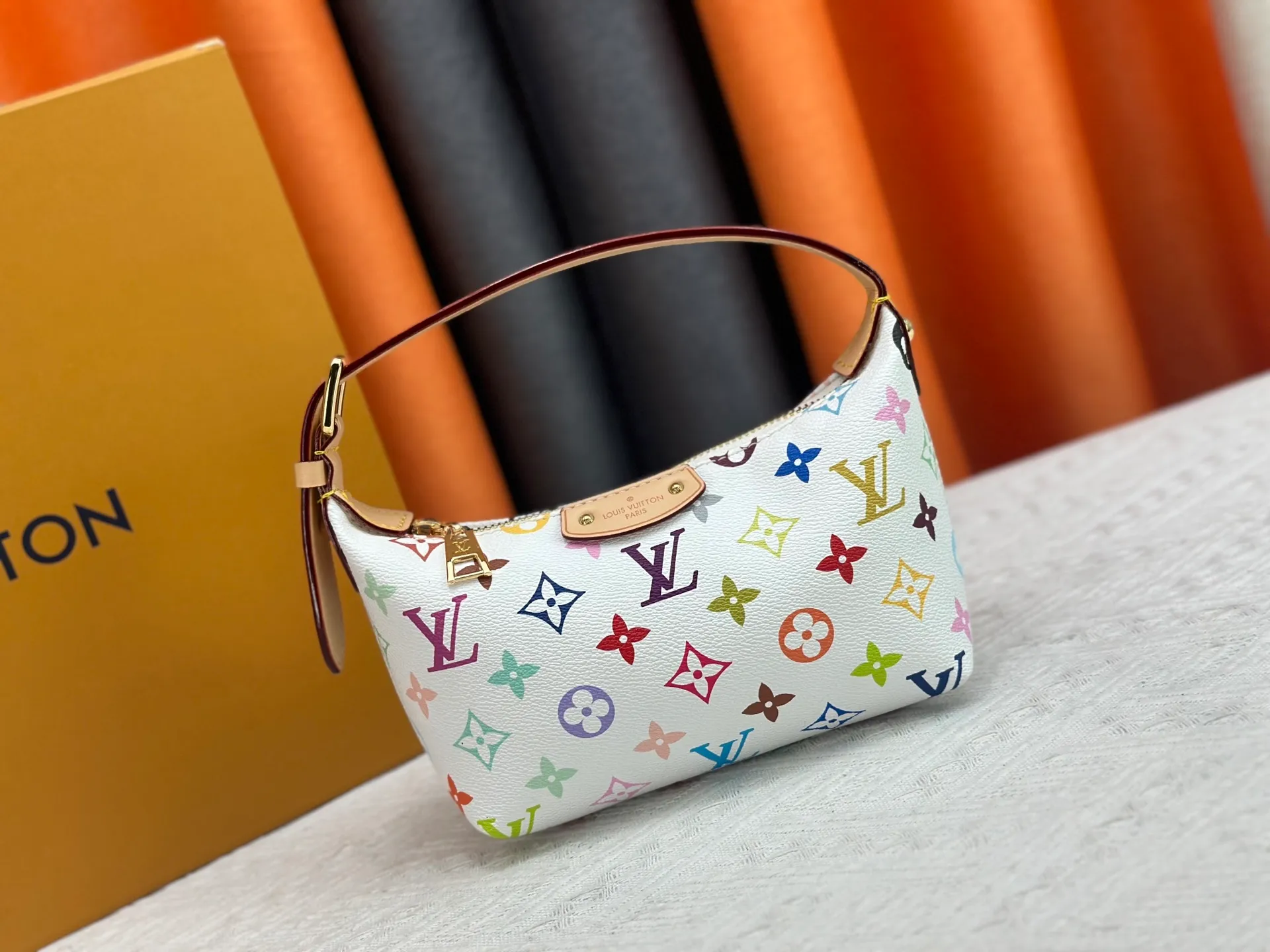 P260 [Official latest model] (Real shot and version matching method) M82949 lv Murakami Takashi co-branded NANOSPEEDY handbag This Nano Speedy handbag combines Monogram canvas and cow leather trim printing, with 33 colorful colors to interpret white, three-color and black three-color. It has been launched in twelve sections and is very popular around the world and is loved by celebrities and celebrities. 20.5 x 6 x 16 cm (length x height x width)