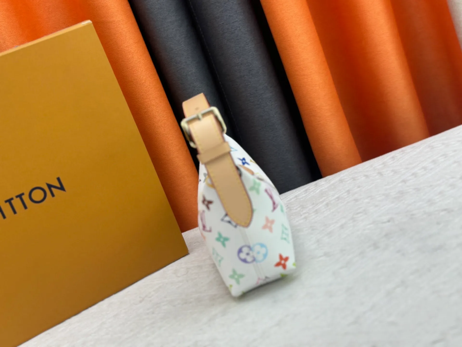 P260 [Official latest model] (Real shot and version matching method) M82949 lv Murakami Takashi co-branded NANOSPEEDY handbag This Nano Speedy handbag combines Monogram canvas and cow leather trim printing, with 33 colorful colors to interpret white, three-color and black three-color. It has been launched in twelve sections and is very popular around the world and is loved by celebrities and celebrities. 20.5 x 6 x 16 cm (length x height x width)
