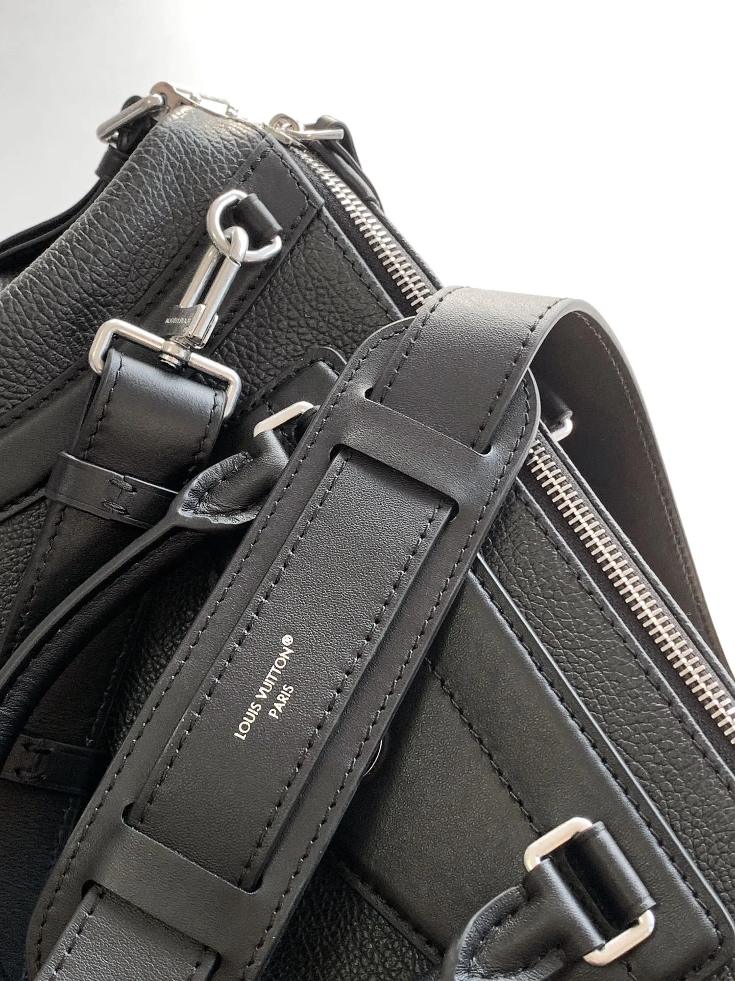 💰1500 (first layer leather medium size) top original order, transcoding chip black M14623 mini M14514 small size M14700 medium size dark gray M14702 medium size light gray M14721 small size M14721 medium size This Nano LV Rider handbag comes from the 2025 spring and summer series. It is pixelated grain sheep leather blended with smooth cow leather elements, and then LV The Circle logo is the finishing touch with a sophisticated patch. The foldable configuration makes it easy to store in a suitcase, and the modern design adds a rock-n-roll edge to any look.  Mini 10 x 10 x 23 cm Small 12 × 12 × 30 cm Medium 15 × 15 × 38 cm (H x W x L) Sheep leather Cow leather trim Textile lining Metal hardware Zipper closure Side slip straps Internal pocket Holds a 6.7-inch smartphone, Romy card holder and lipstick Shoulder strap: removable, adjustable Strap half-length: 30.0 cm Bag strap half length adjustable to: 45.0 cm Handle: double handle