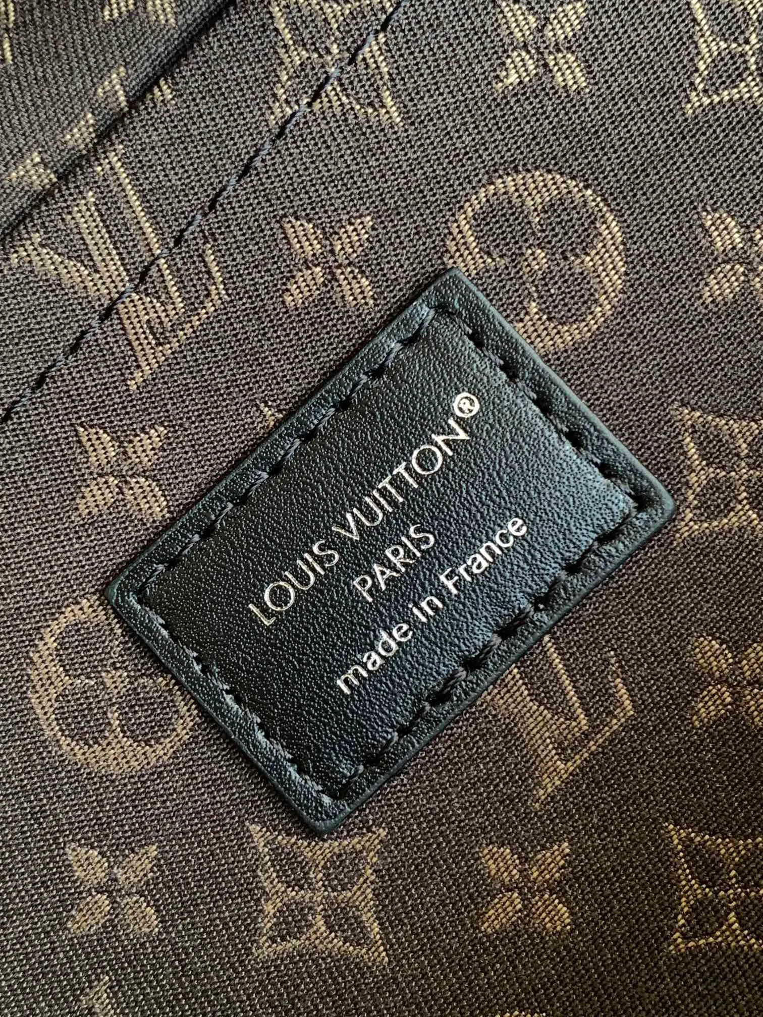 💰1500 (first layer leather medium size) top original order, transcoding chip black M14623 mini M14514 small size M14700 medium size dark gray M14702 medium size light gray M14721 small size M14721 medium size This Nano LV Rider handbag comes from the 2025 spring and summer series. It is pixelated grain sheep leather blended with smooth cow leather elements, and then LV The Circle logo is the finishing touch with a sophisticated patch. The foldable configuration makes it easy to store in a suitcase, and the modern design adds a rock-n-roll edge to any look.  Mini 10 x 10 x 23 cm Small 12 × 12 × 30 cm Medium 15 × 15 × 38 cm (H x W x L) Sheep leather Cow leather trim Textile lining Metal hardware Zipper closure Side slip straps Internal pocket Holds a 6.7-inch smartphone, Romy card holder and lipstick Shoulder strap: removable, adjustable Strap half-length: 30.0 cm Bag strap half length adjustable to: 45.0 cm Handle: double handle