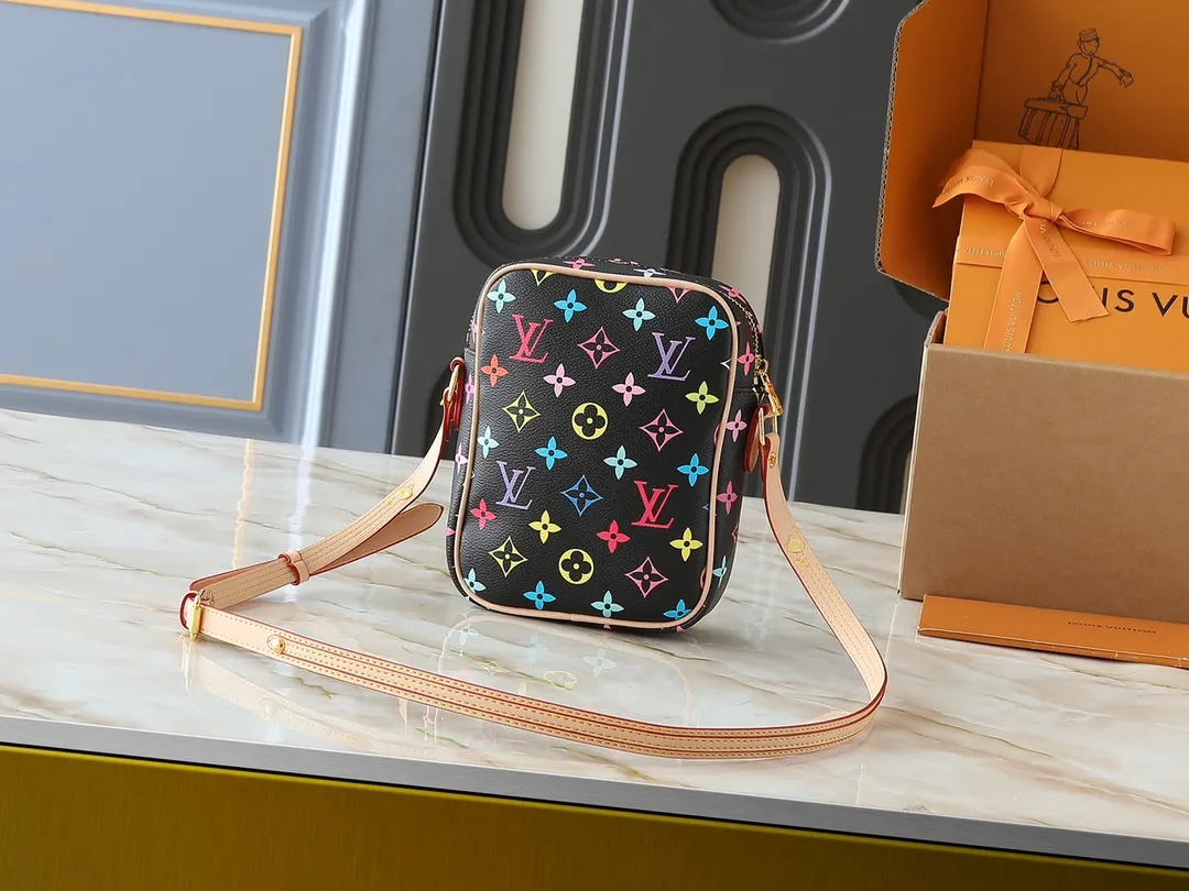 💰240💰Upgraded from the original M40056 M40055. The second-hand small bag is full of casualness and coolness. Murakami Takashi's limited edition black three-color camera bag. The girly white three-color pattern camera bag will be more eye-catching and refreshing. Whether it is spring, summer or autumn and winter, it can make you a beautiful scenery on the street. The fresh colors reveal a full girlish atmosphere and give people a visual impact. Echoes up and down. The size contrasts. More eye-catching! Size:16x13.5x4.5cm