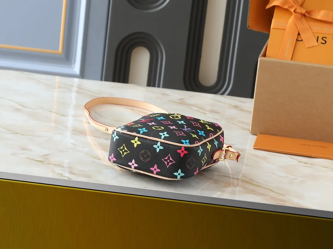 💰240💰Upgraded from the original M40056 M40055. The second-hand small bag is full of casualness and coolness. Murakami Takashi's limited edition black three-color camera bag. The girly white three-color pattern camera bag will be more eye-catching and refreshing. Whether it is spring, summer or autumn and winter, it can make you a beautiful scenery on the street. The fresh colors reveal a full girlish atmosphere and give people a visual impact. Echoes up and down. The size contrasts. More eye-catching! Size:16x13.5x4.5cm