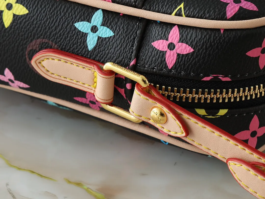 💰240💰Upgraded from the original M40056 M40055. The second-hand small bag is full of casualness and coolness. Murakami Takashi's limited edition black three-color camera bag. The girly white three-color pattern camera bag will be more eye-catching and refreshing. Whether it is spring, summer or autumn and winter, it can make you a beautiful scenery on the street. The fresh colors reveal a full girlish atmosphere and give people a visual impact. Echoes up and down. The size contrasts. More eye-catching! Size:16x13.5x4.5cm