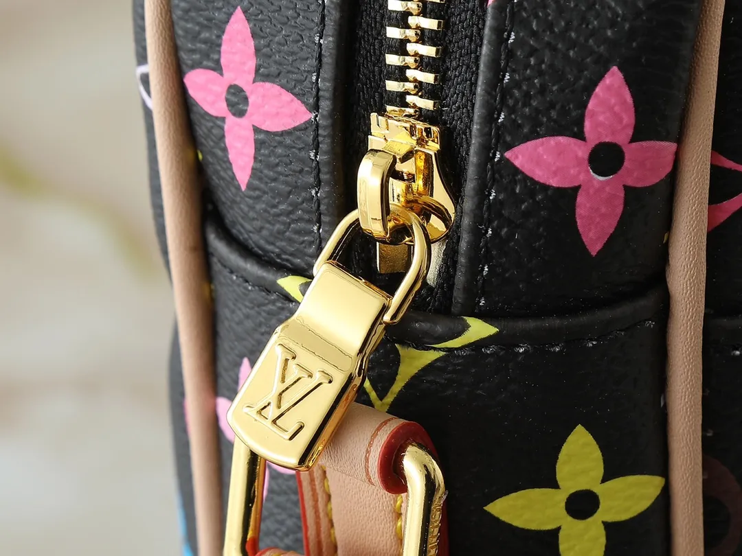 💰240💰Upgraded from the original M40056 M40055. The second-hand small bag is full of casualness and coolness. Murakami Takashi's limited edition black three-color camera bag. The girly white three-color pattern camera bag will be more eye-catching and refreshing. Whether it is spring, summer or autumn and winter, it can make you a beautiful scenery on the street. The fresh colors reveal a full girlish atmosphere and give people a visual impact. Echoes up and down. The size contrasts. More eye-catching! Size:16x13.5x4.5cm