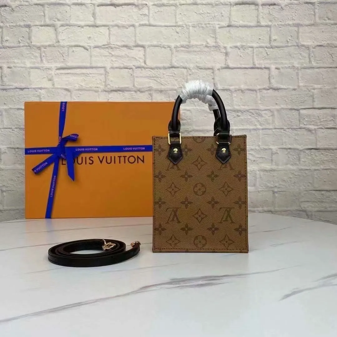 P190 exclusive real shot - PETIT SAC PLAT handbag M69442 69443 69843 The Petit Sac Plat handbag is a pocket-sized version of Louis Vuitton's iconic Sac Plat handbag made of Monogram canvas, with a top handle and a detachable leather shoulder strap. The lightweight structure hides ample space to accommodate mobile phones and other daily needs. Size: 14x17x5cm