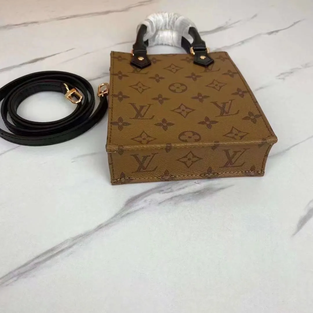 P190 exclusive real shot - PETIT SAC PLAT handbag M69442 69443 69843 The Petit Sac Plat handbag is a pocket-sized version of Louis Vuitton's iconic Sac Plat handbag made of Monogram canvas, with a top handle and a detachable leather shoulder strap. The lightweight structure hides ample space to accommodate mobile phones and other daily needs. Size: 14x17x5cm