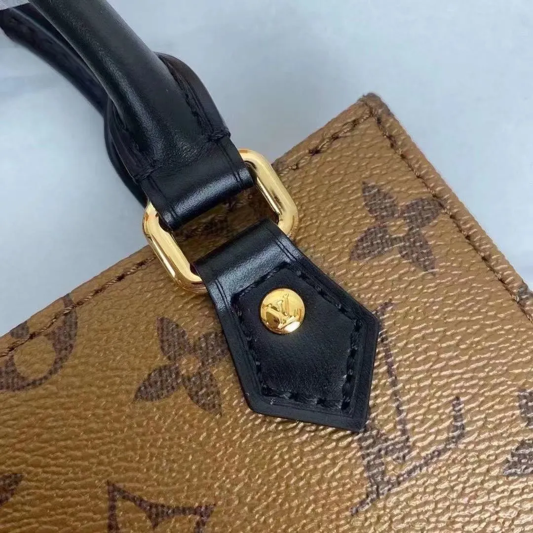 P190 exclusive real shot - PETIT SAC PLAT handbag M69442 69443 69843 The Petit Sac Plat handbag is a pocket-sized version of Louis Vuitton's iconic Sac Plat handbag made of Monogram canvas, with a top handle and a detachable leather shoulder strap. The lightweight structure hides ample space to accommodate mobile phones and other daily needs. Size: 14x17x5cm