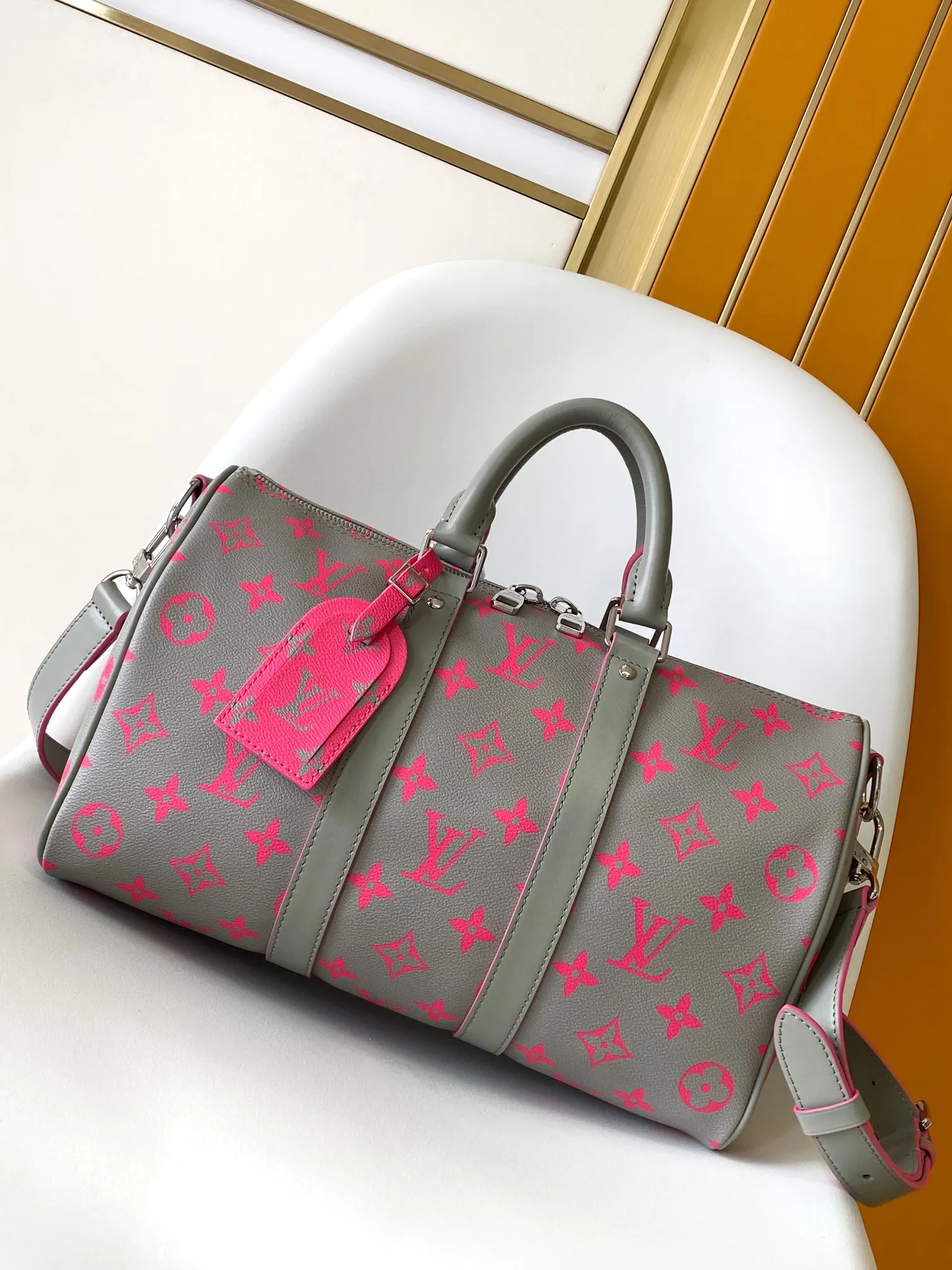 💰1080 Top Original Transcoding Chip M15023 Top Original N40671 This Keepall Bandoulière 35 handbag is from the brand’s cooperation series with Tyler. It is made of Damier Golf coated canvas with cow leather trim. Louis Vuitton floral embellishments accentuate the details, and the Marque L.Vuitton déposée logo is integrated into one of the Damier checks. 34 x 21 x 16 cm (length x height x width)