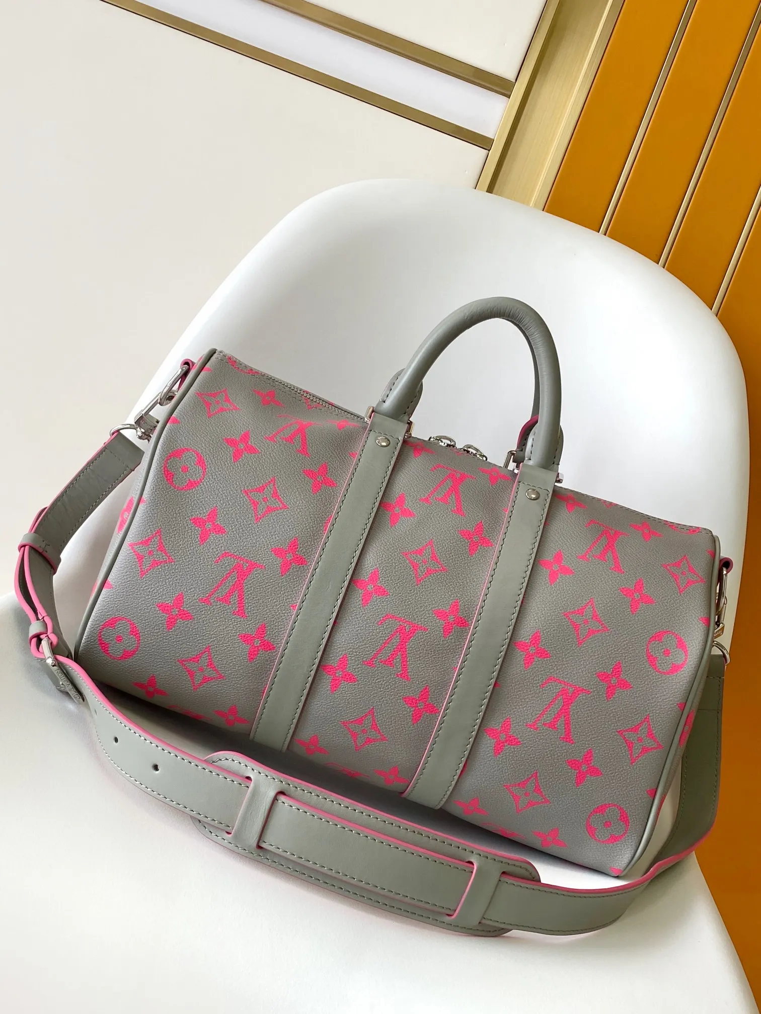 💰1080 Top Original Transcoding Chip M15023 Top Original N40671 This Keepall Bandoulière 35 handbag is from the brand’s cooperation series with Tyler. It is made of Damier Golf coated canvas with cow leather trim. Louis Vuitton floral embellishments accentuate the details, and the Marque L.Vuitton déposée logo is integrated into one of the Damier checks. 34 x 21 x 16 cm (length x height x width)
