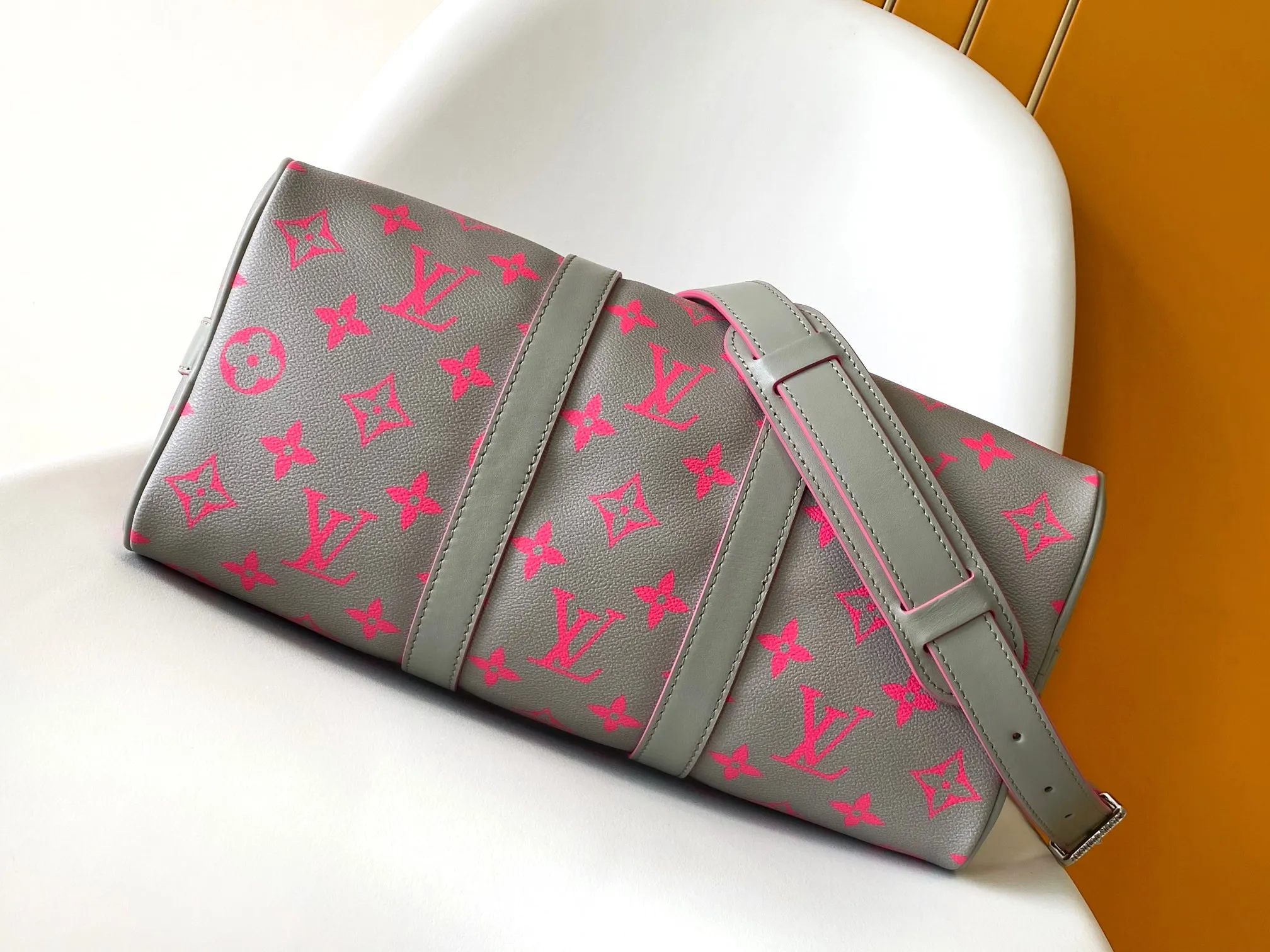 💰1080 Top Original Transcoding Chip M15023 Top Original N40671 This Keepall Bandoulière 35 handbag is from the brand’s cooperation series with Tyler. It is made of Damier Golf coated canvas with cow leather trim. Louis Vuitton floral embellishments accentuate the details, and the Marque L.Vuitton déposée logo is integrated into one of the Damier checks. 34 x 21 x 16 cm (length x height x width)
