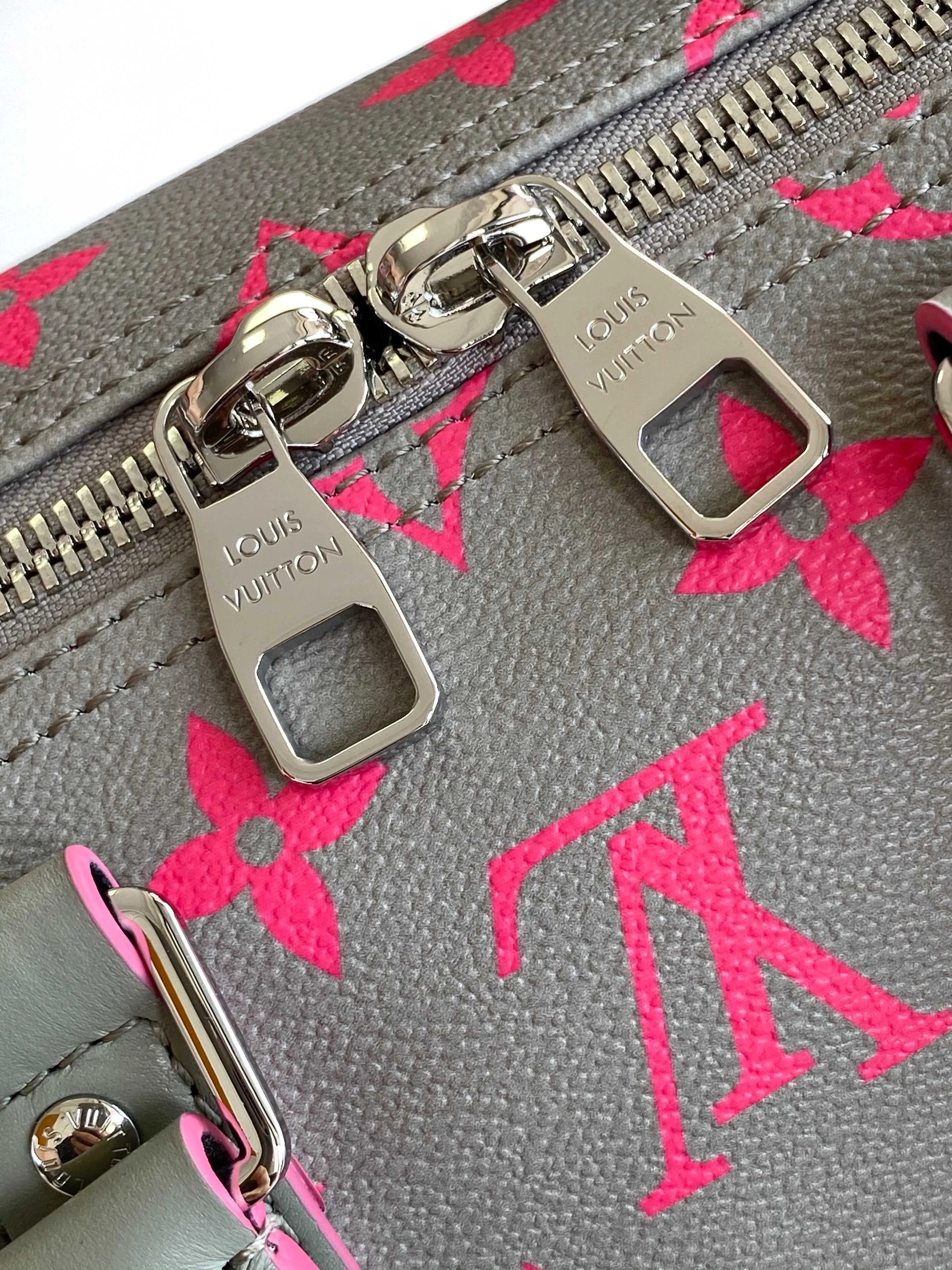 💰1080 Top Original Transcoding Chip M15023 Top Original N40671 This Keepall Bandoulière 35 handbag is from the brand’s cooperation series with Tyler. It is made of Damier Golf coated canvas with cow leather trim. Louis Vuitton floral embellishments accentuate the details, and the Marque L.Vuitton déposée logo is integrated into one of the Damier checks. 34 x 21 x 16 cm (length x height x width)