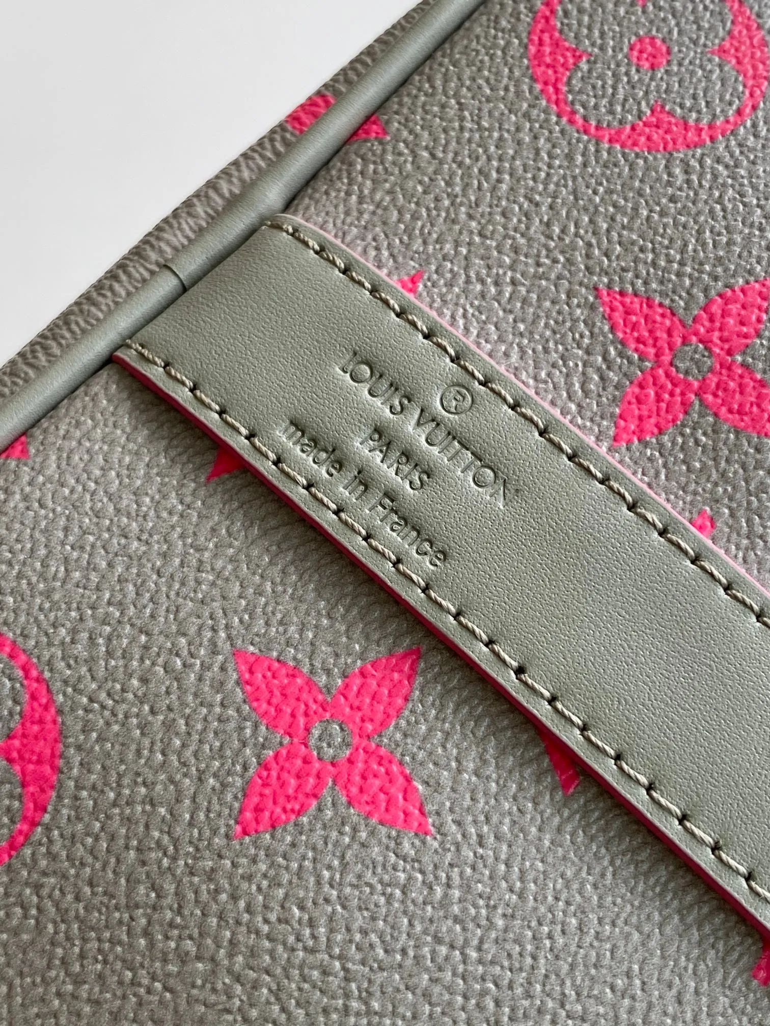 💰1080 Top Original Transcoding Chip M15023 Top Original N40671 This Keepall Bandoulière 35 handbag is from the brand’s cooperation series with Tyler. It is made of Damier Golf coated canvas with cow leather trim. Louis Vuitton floral embellishments accentuate the details, and the Marque L.Vuitton déposée logo is integrated into one of the Damier checks. 34 x 21 x 16 cm (length x height x width)