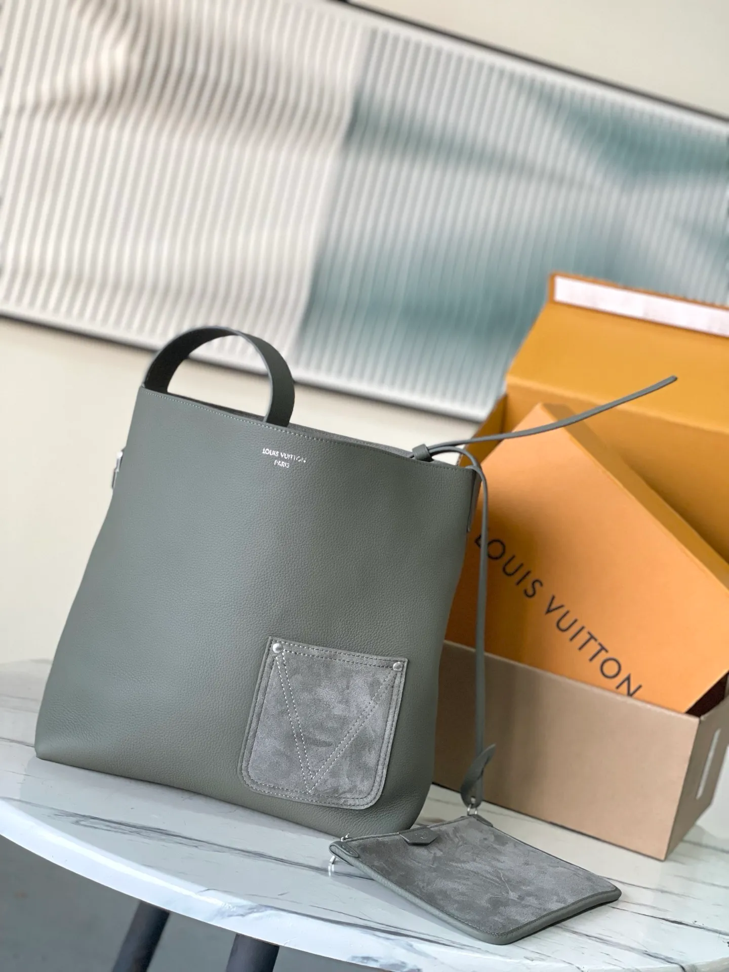 💰1280 (top-grain leather) top original order M26747 This Verso Hobo handbag is made of LV Touch cow leather to create a trendy and easy-to-wear configuration. Smooth grained leather and tonal suede give the front and back a unique look. Subtle V-shaped stitching accents each side pocket, and a removable suede organizer adds a functional detail. Dimensions: 33 x 15.5 x 30 cm