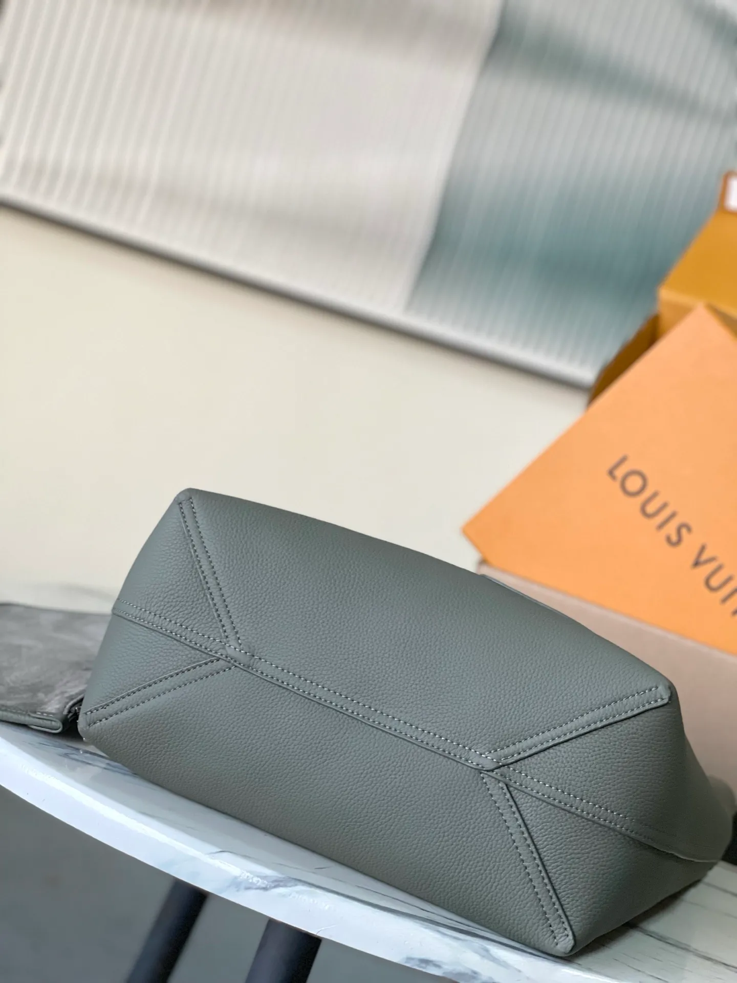 💰1280 (top-grain leather) top original order M26747 This Verso Hobo handbag is made of LV Touch cow leather to create a trendy and easy-to-wear configuration. Smooth grained leather and tonal suede give the front and back a unique look. Subtle V-shaped stitching accents each side pocket, and a removable suede organizer adds a functional detail. Dimensions: 33 x 15.5 x 30 cm