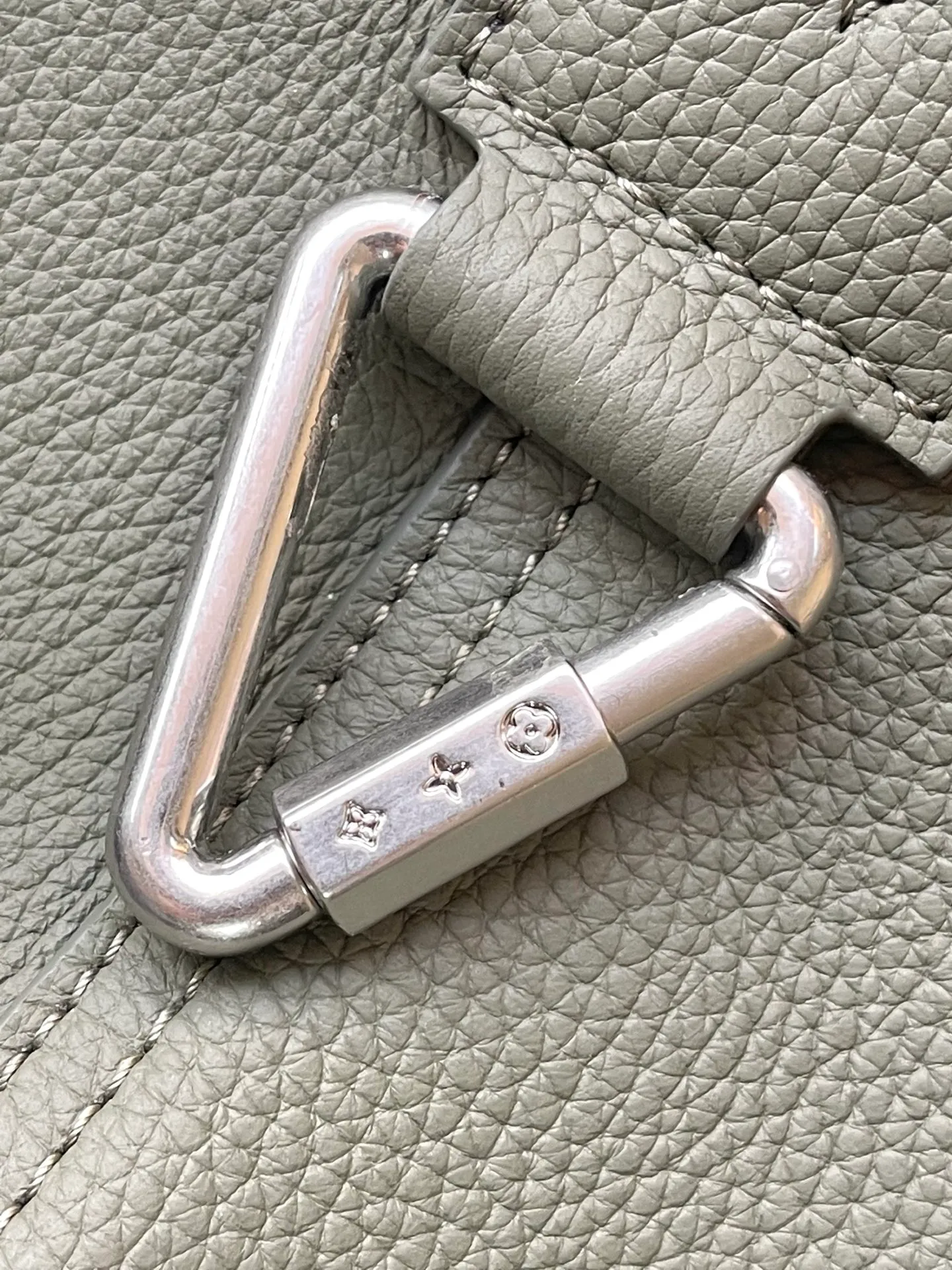 💰1280 (top-grain leather) top original order M26747 This Verso Hobo handbag is made of LV Touch cow leather to create a trendy and easy-to-wear configuration. Smooth grained leather and tonal suede give the front and back a unique look. Subtle V-shaped stitching accents each side pocket, and a removable suede organizer adds a functional detail. Dimensions: 33 x 15.5 x 30 cm
